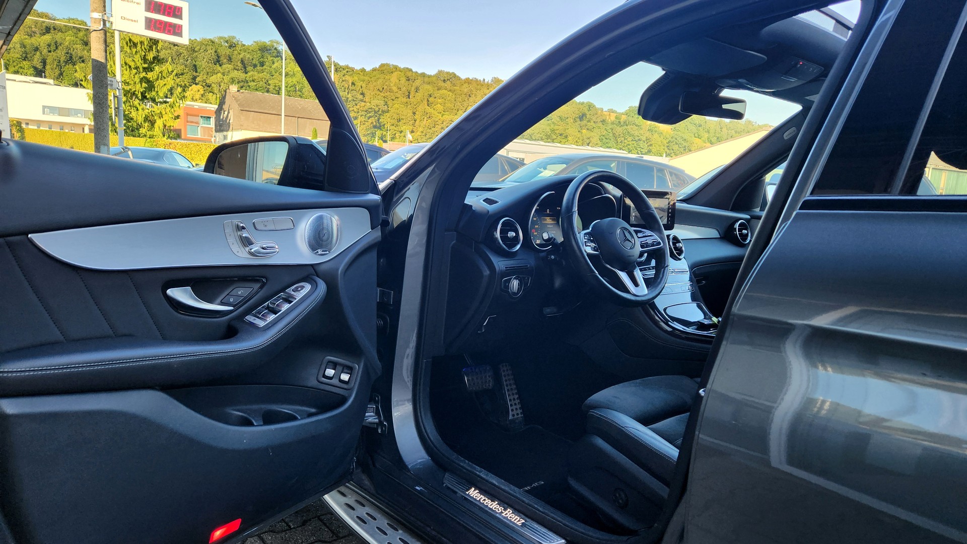 MERCEDES-BENZ GLC 220 d AMG Line 4Matic 9G-Tronic (CH)-image-2