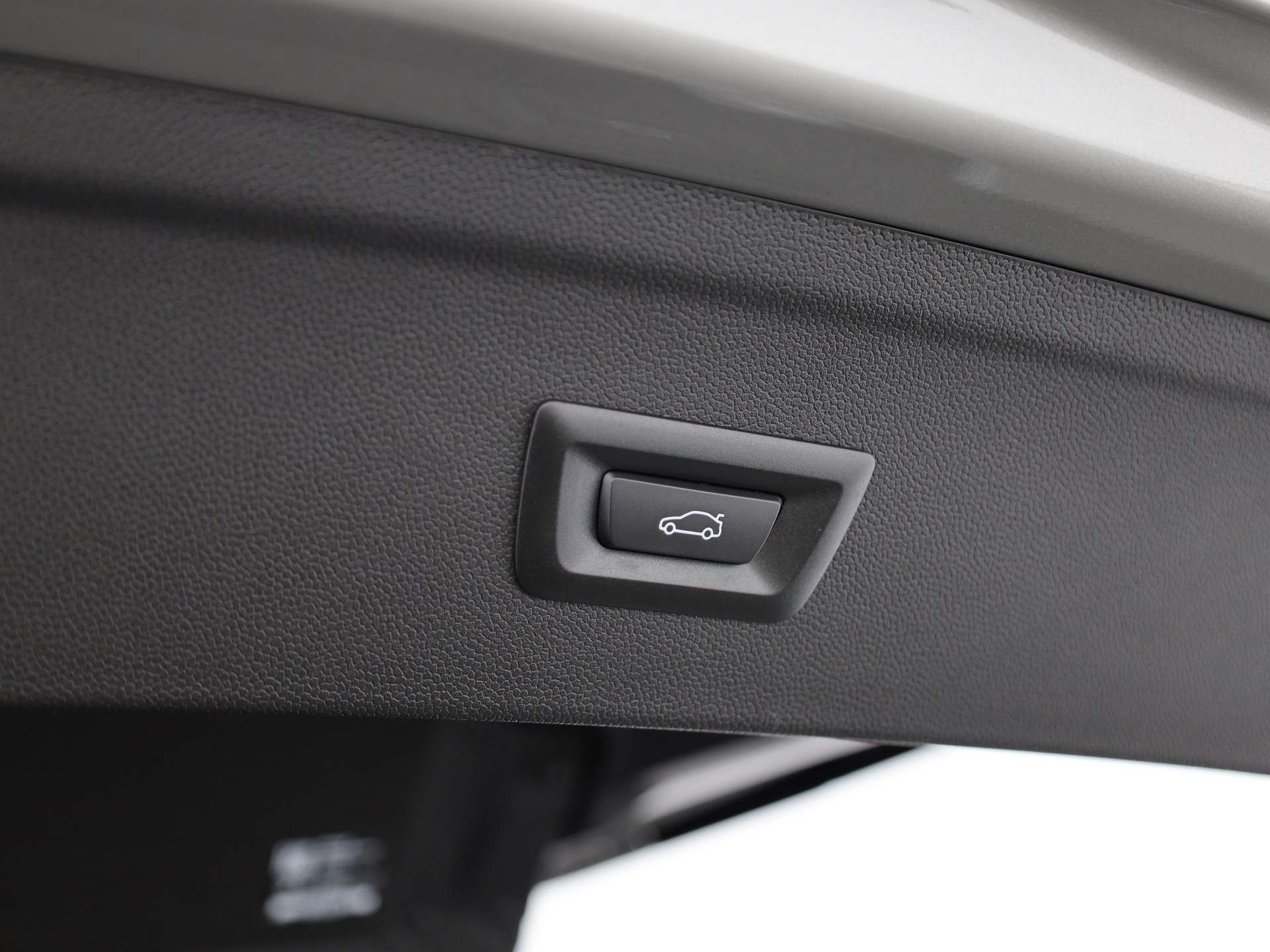 BMW iX xDrive60-image-8