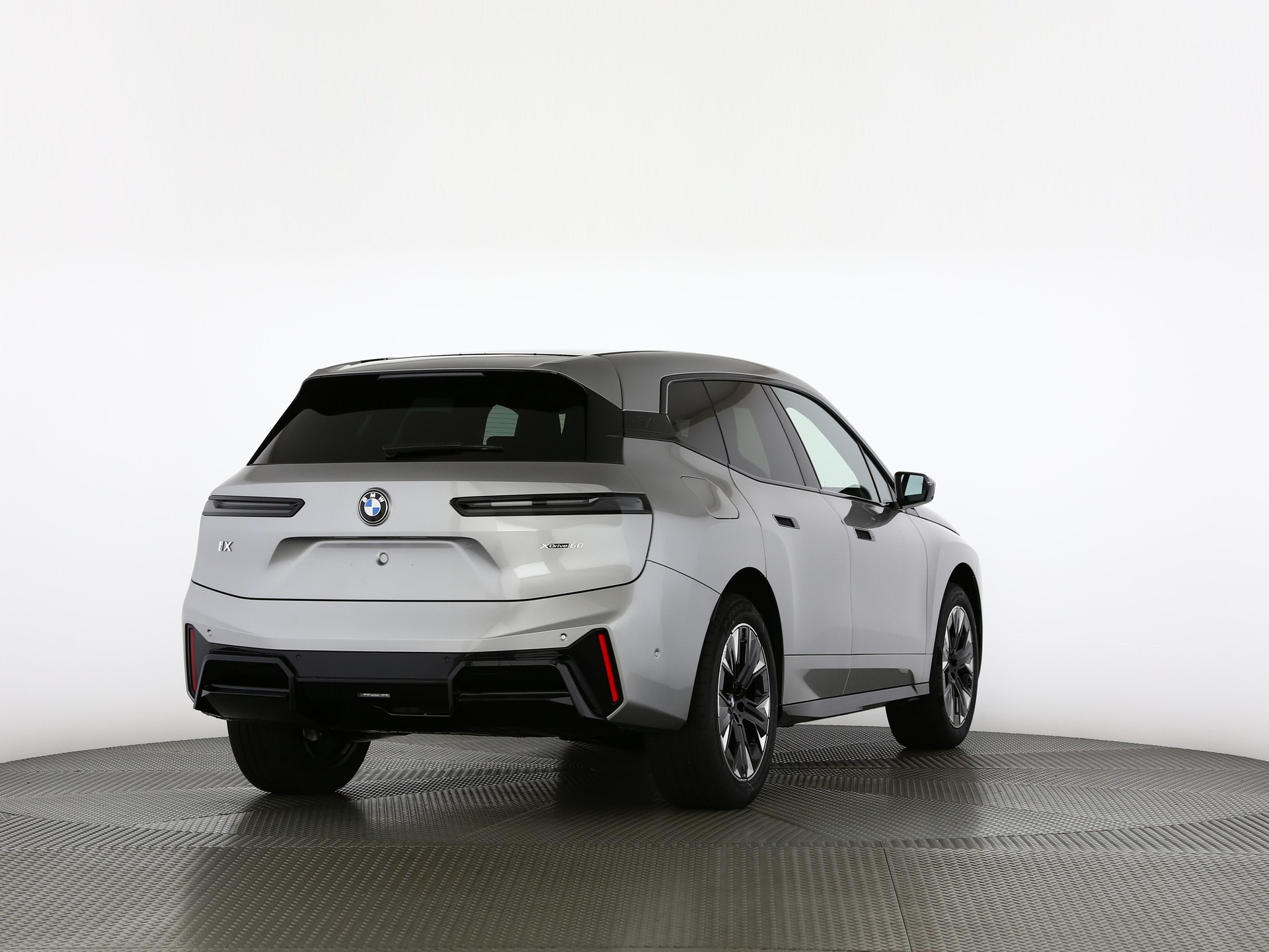 BMW iX xDrive60-showroom-element-1