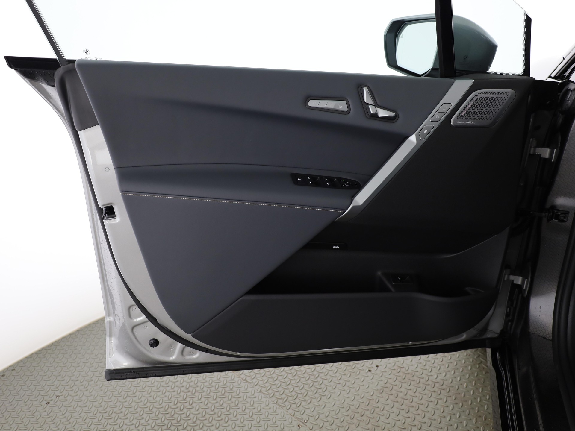 BMW iX xDrive60-image-9