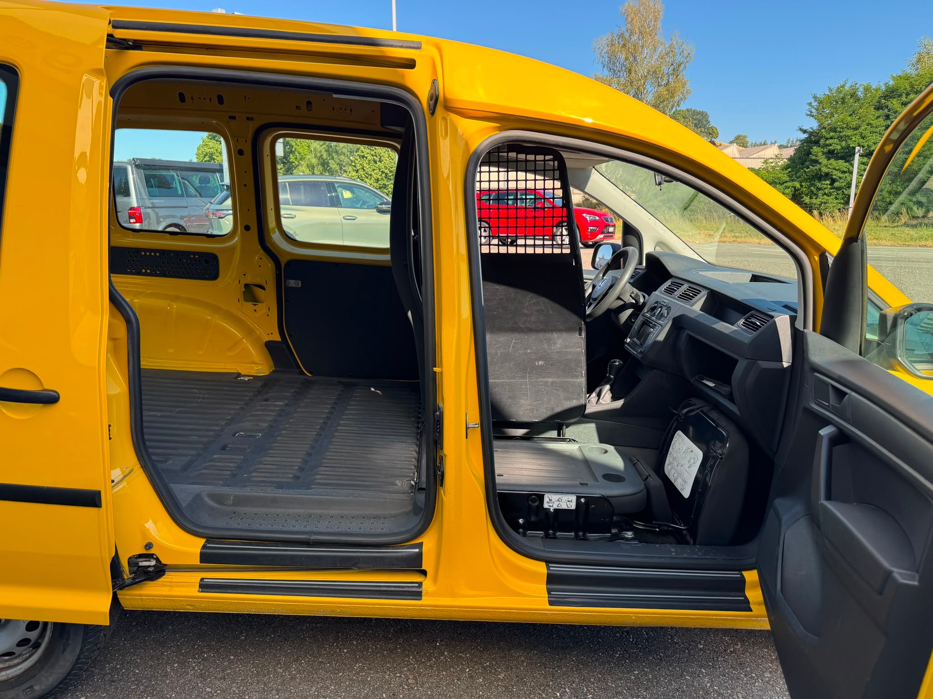 VW Caddy 2.0TDI 4Motion BlueMotion Technology 4x4 Handschaltung-image-8
