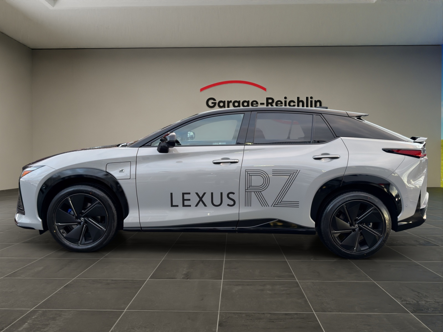 LEXUS RZ 550e F Sport-showroom-element-1