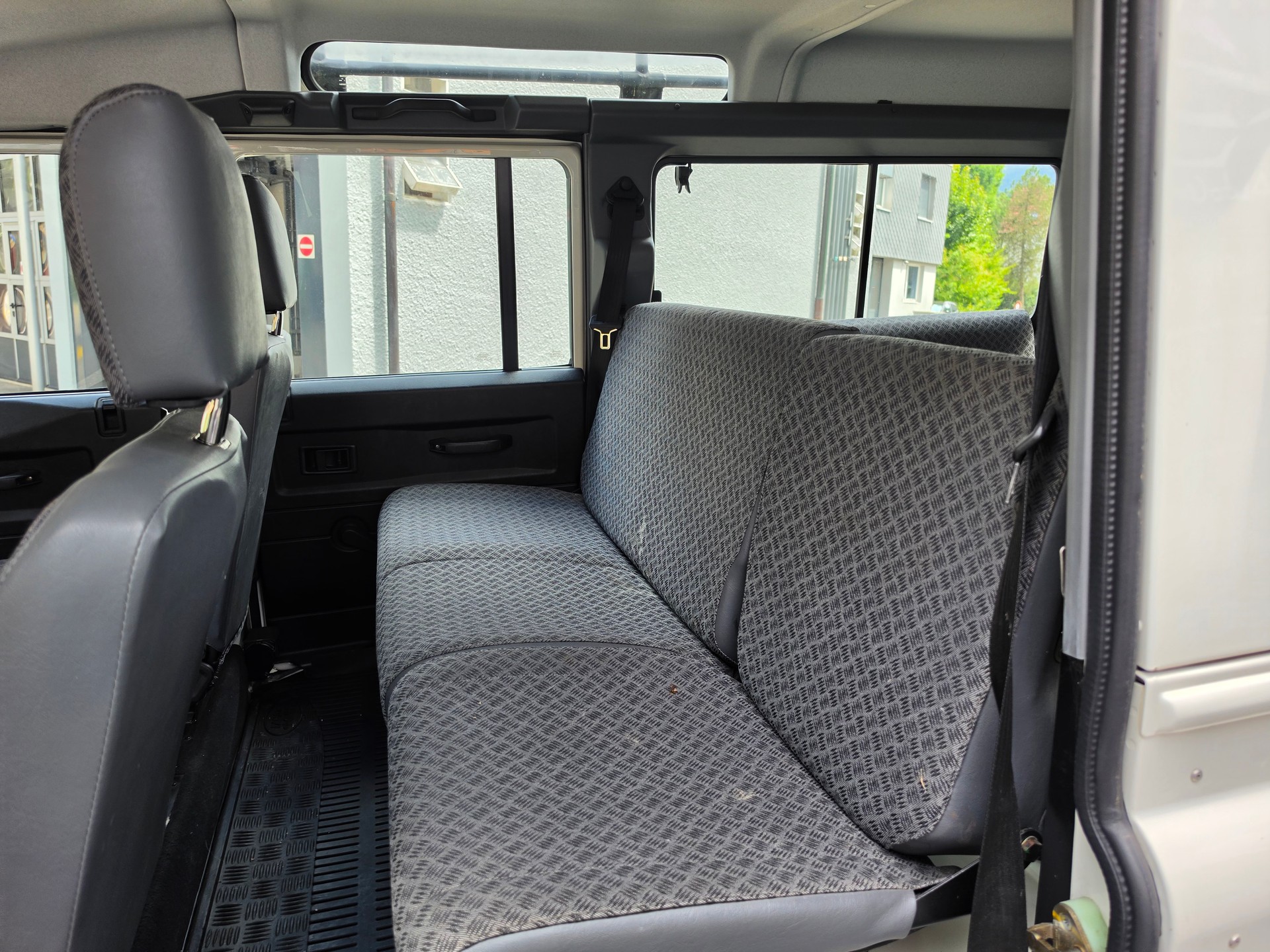 LAND ROVER Defender 110 SW 2.5 Td5-image-8