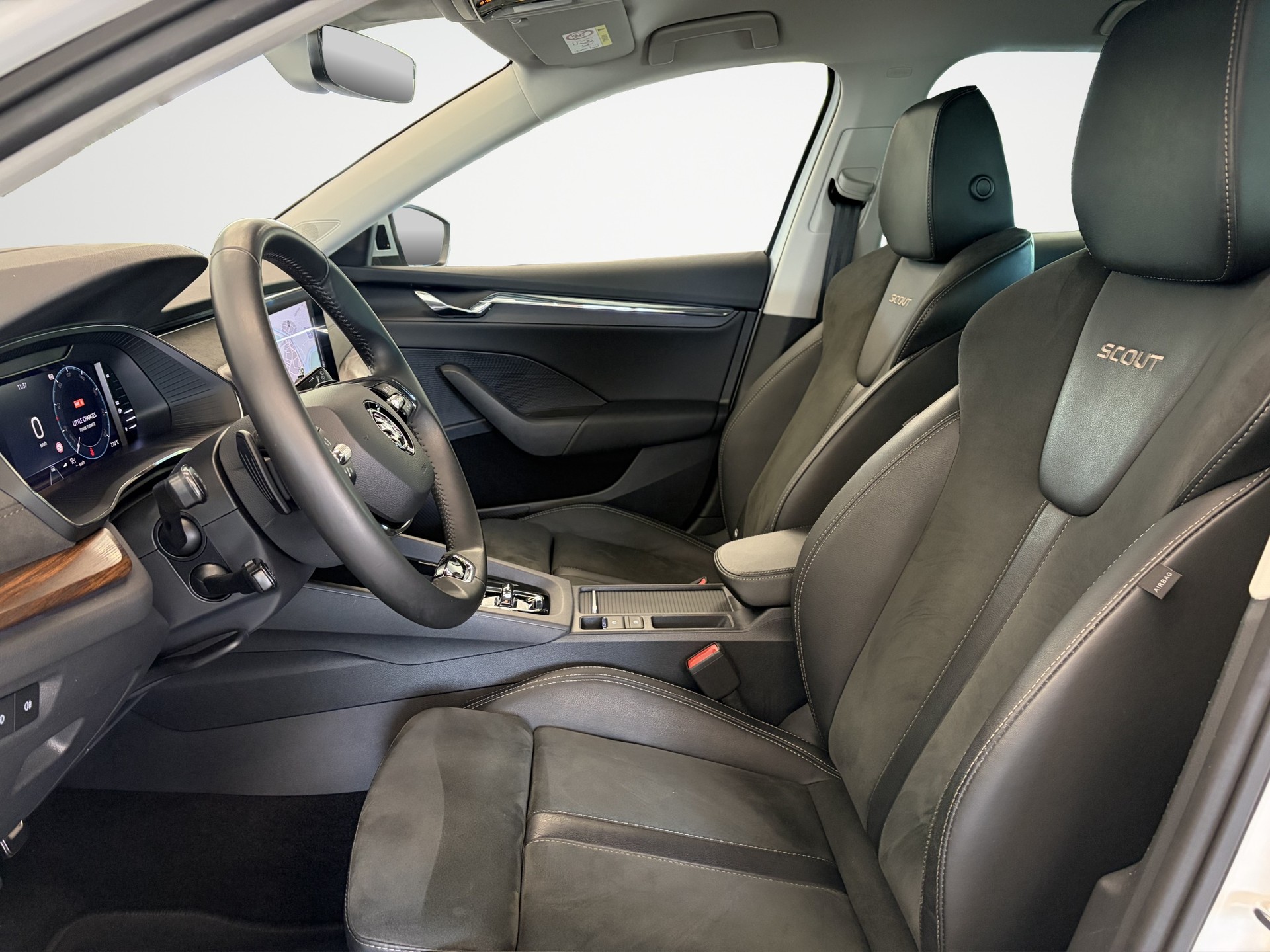 SKODA Octavia Combi 2.0 TDI DSG Scout 4x4-image-11