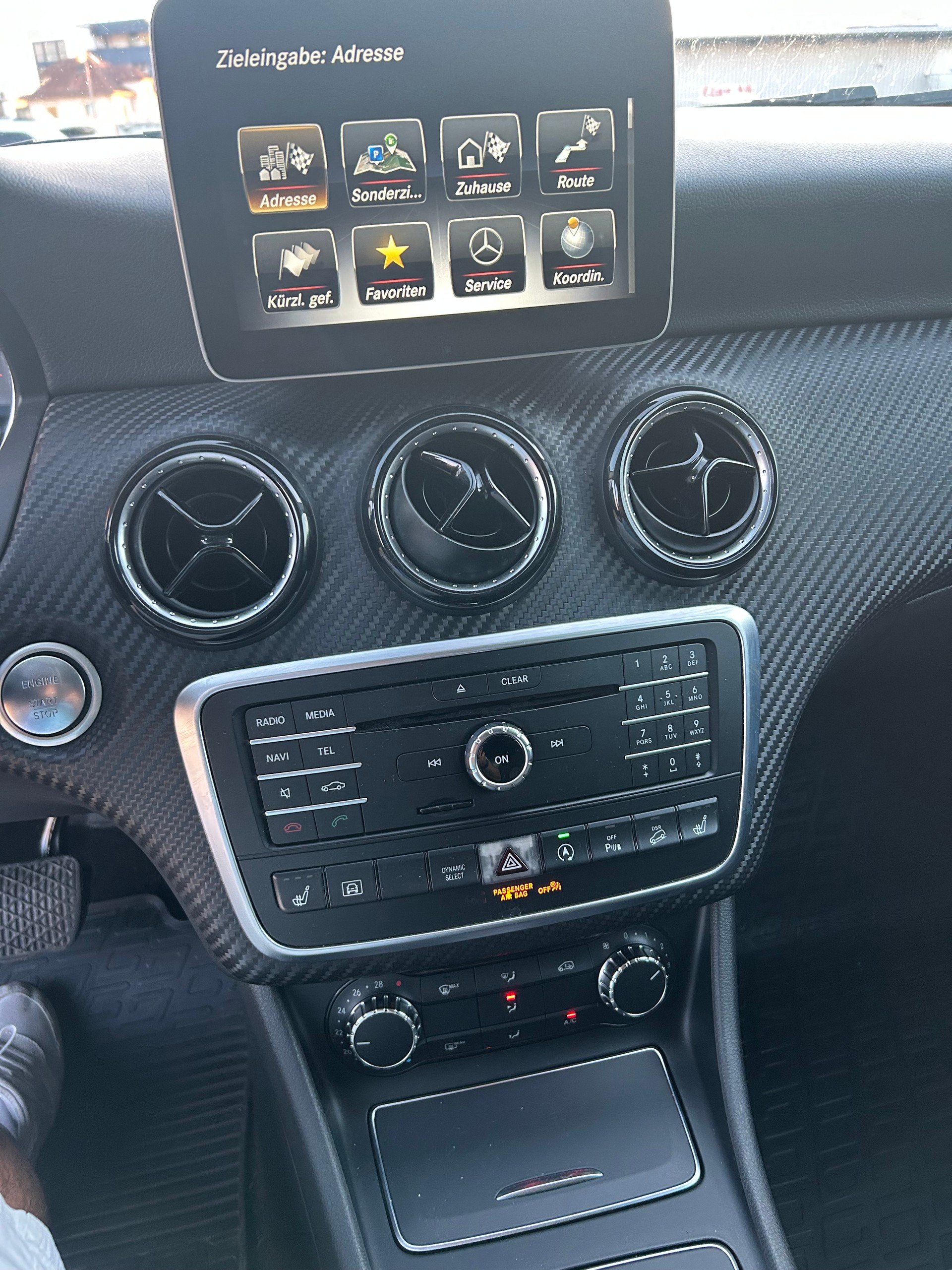 MERCEDES-BENZ GLA 200 d Swiss Star Edition 4Matic 7G-DCT-showroom-element-3