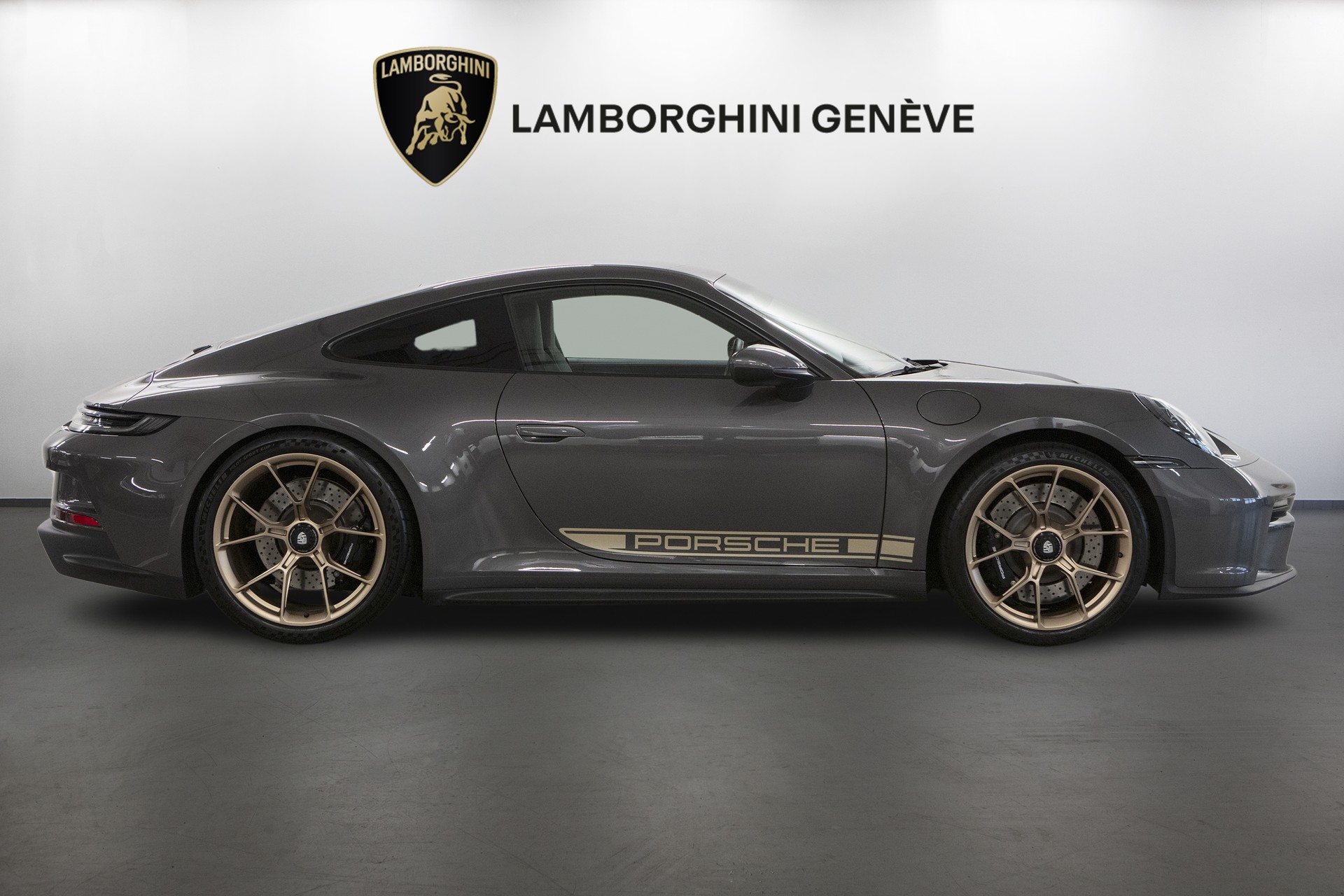 PORSCHE 911 GT3 Touring-showroom-element-1