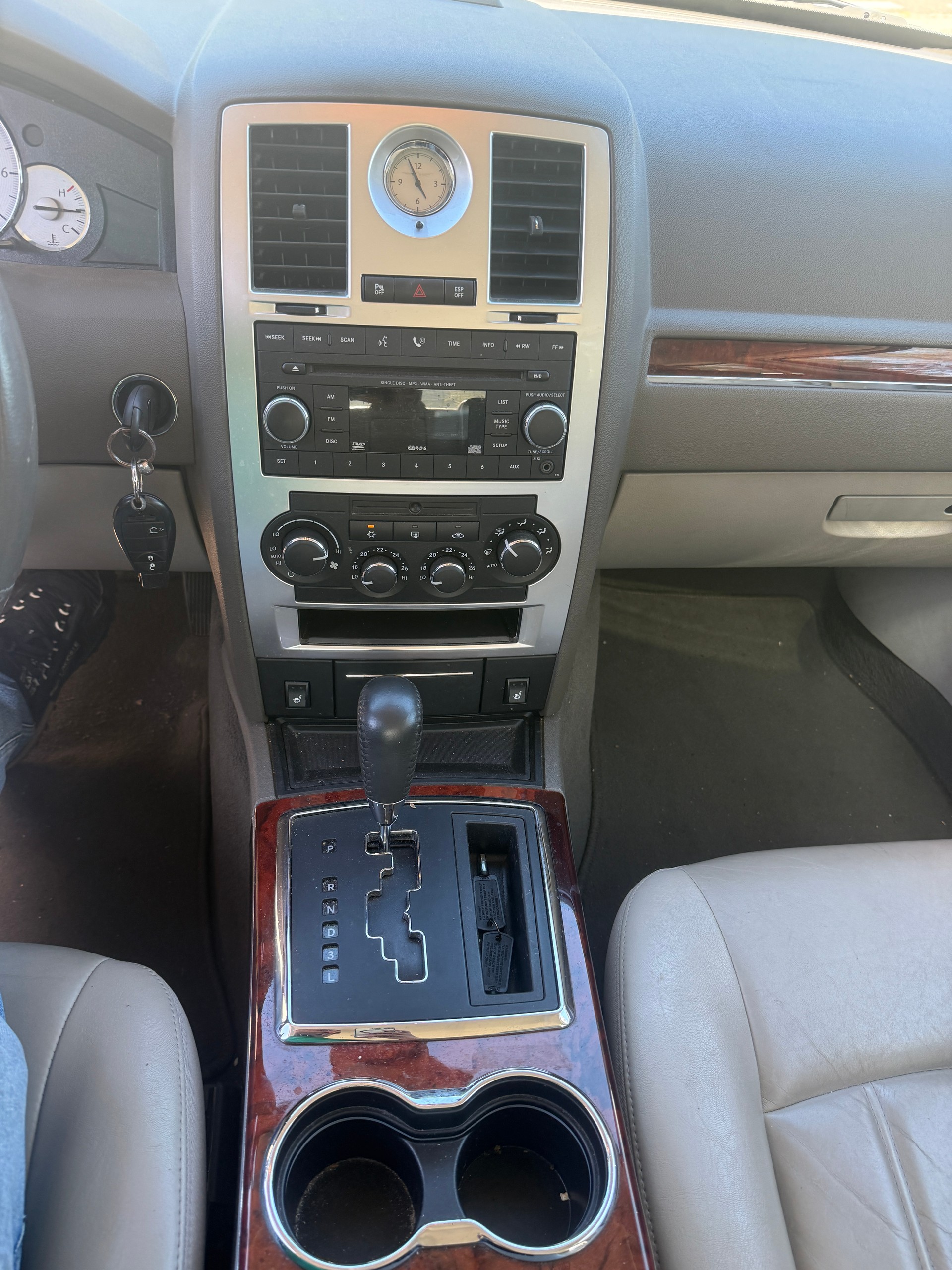 CHRYSLER 300C-image-13