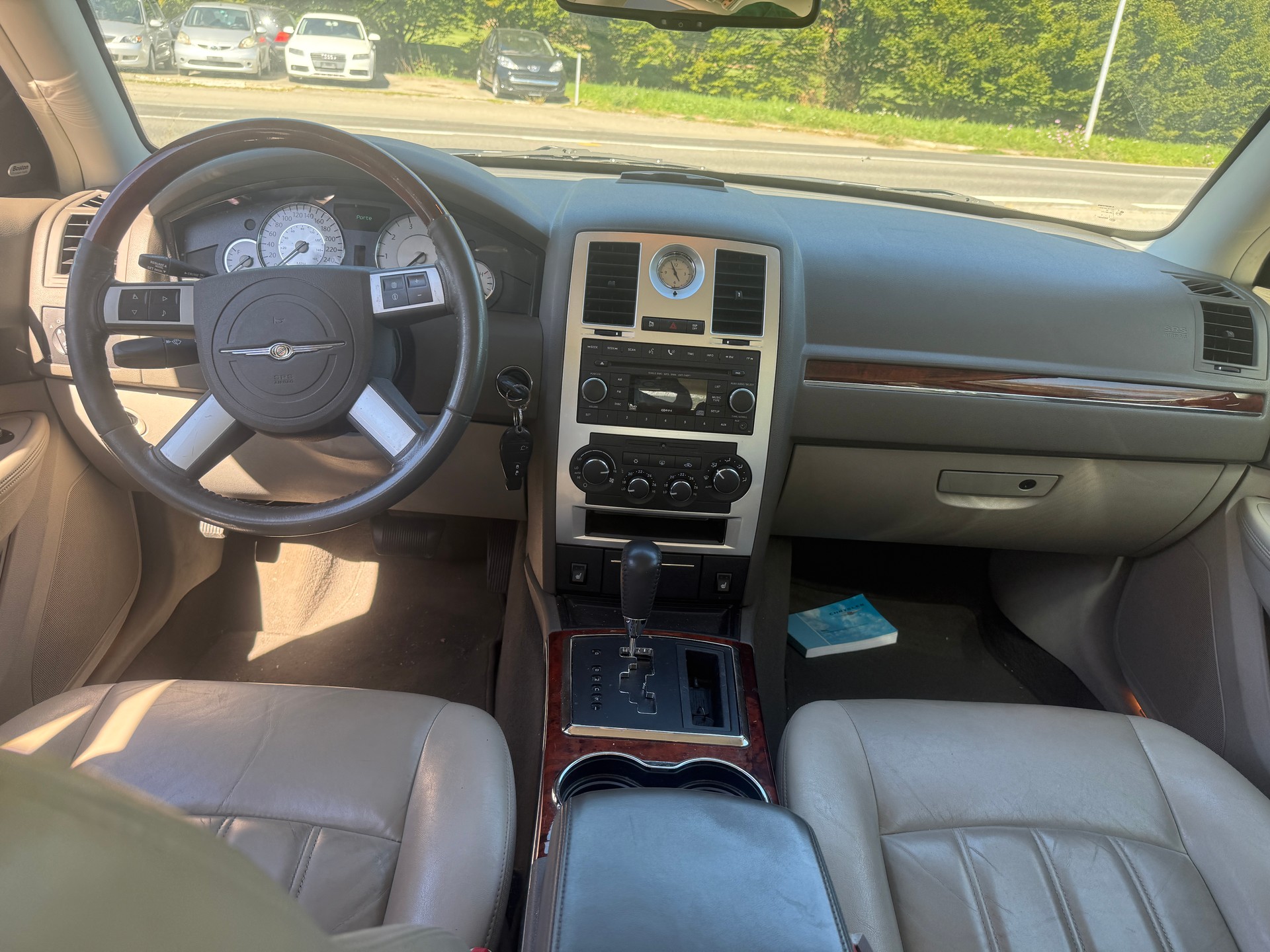 CHRYSLER 300C-image-10
