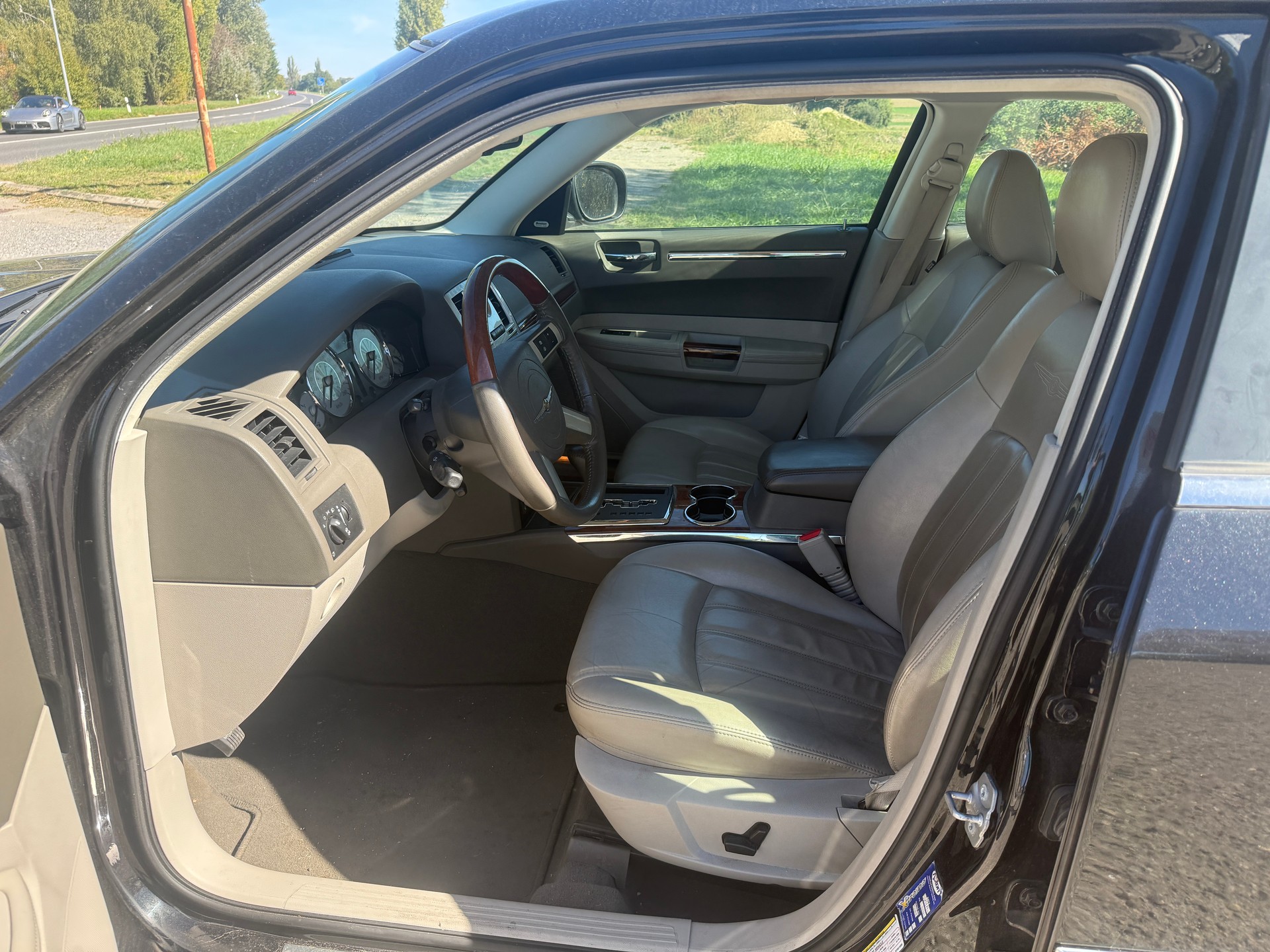 CHRYSLER 300C-image-11