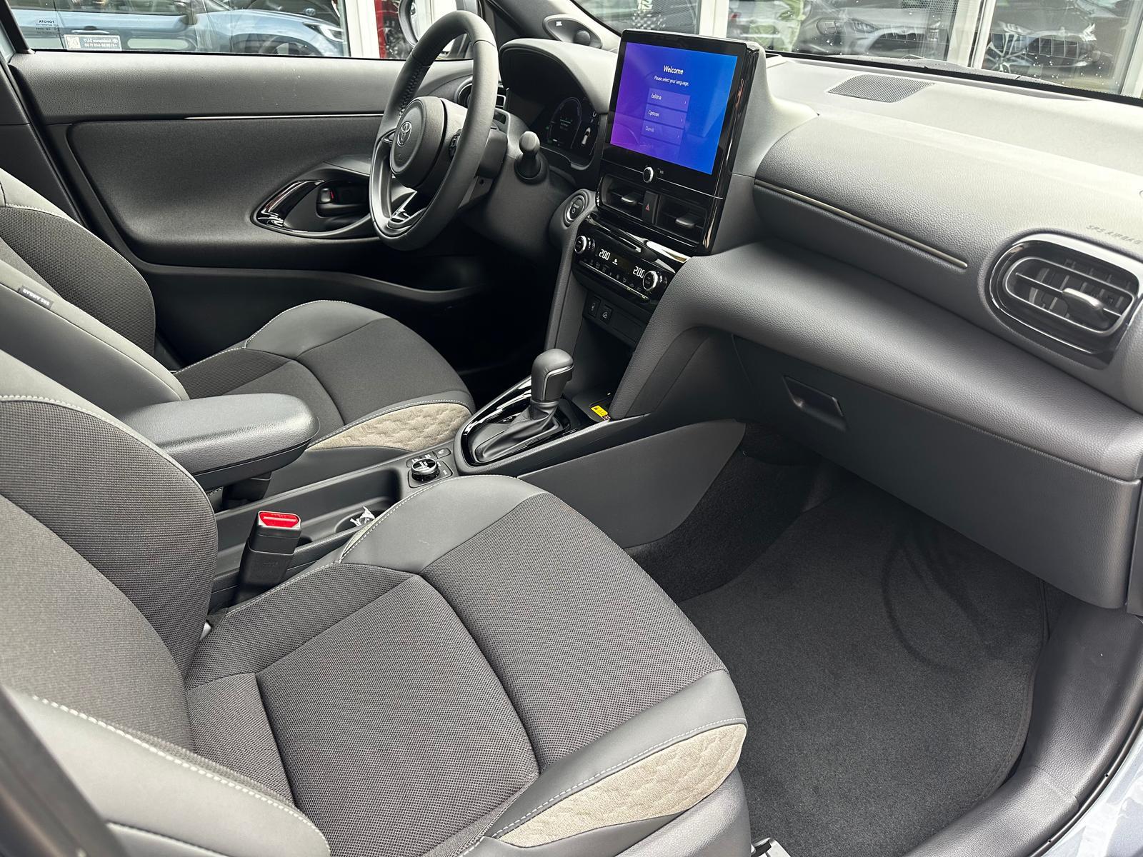 TOYOTA Yaris Cross 1.5 VVT-i HSD Premium AWD-i-image-12