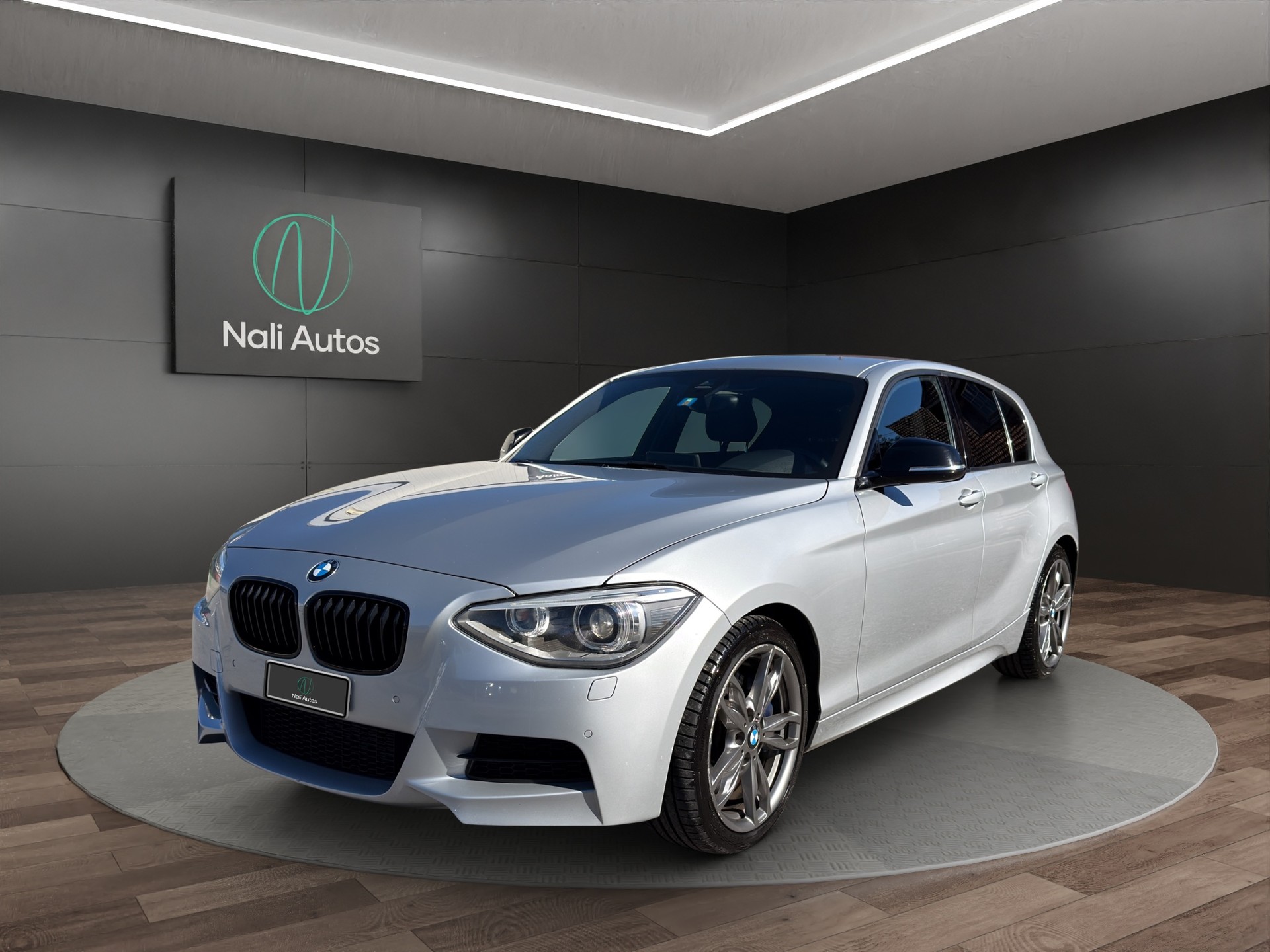 BMW M135i xDrive Steptronic-showroom-element-1