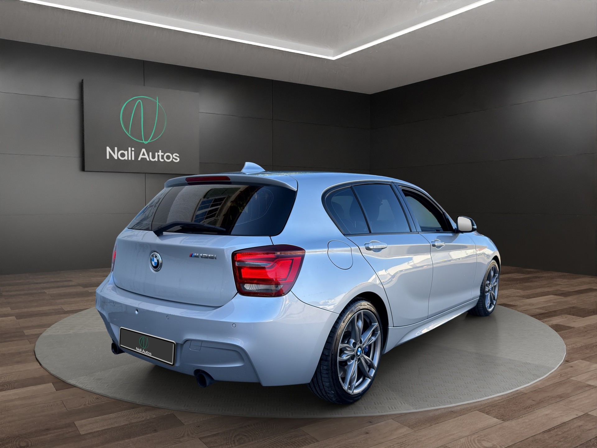 BMW M135i xDrive Steptronic-showroom-element-2