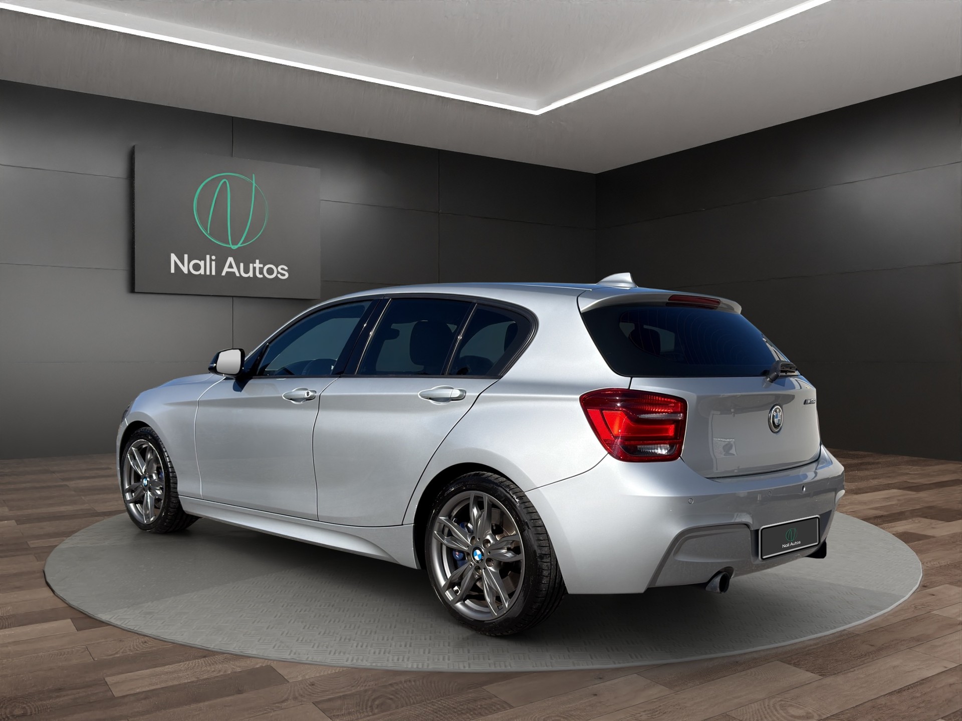 BMW M135i xDrive Steptronic-showroom-element-3