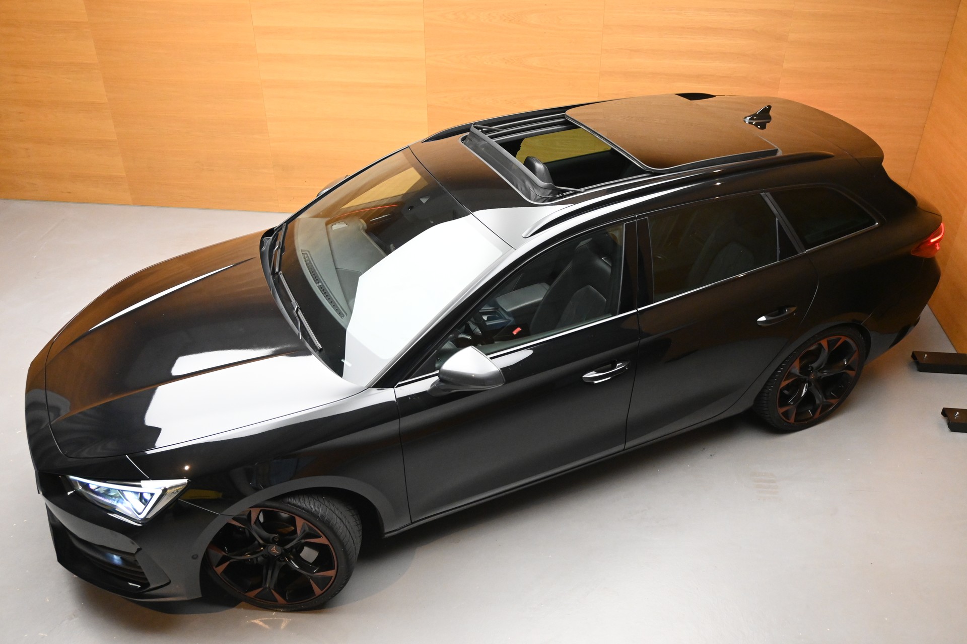 CUPRA LEON ST 2.0 TSI VZ DSG 4Drive-showroom-element-2