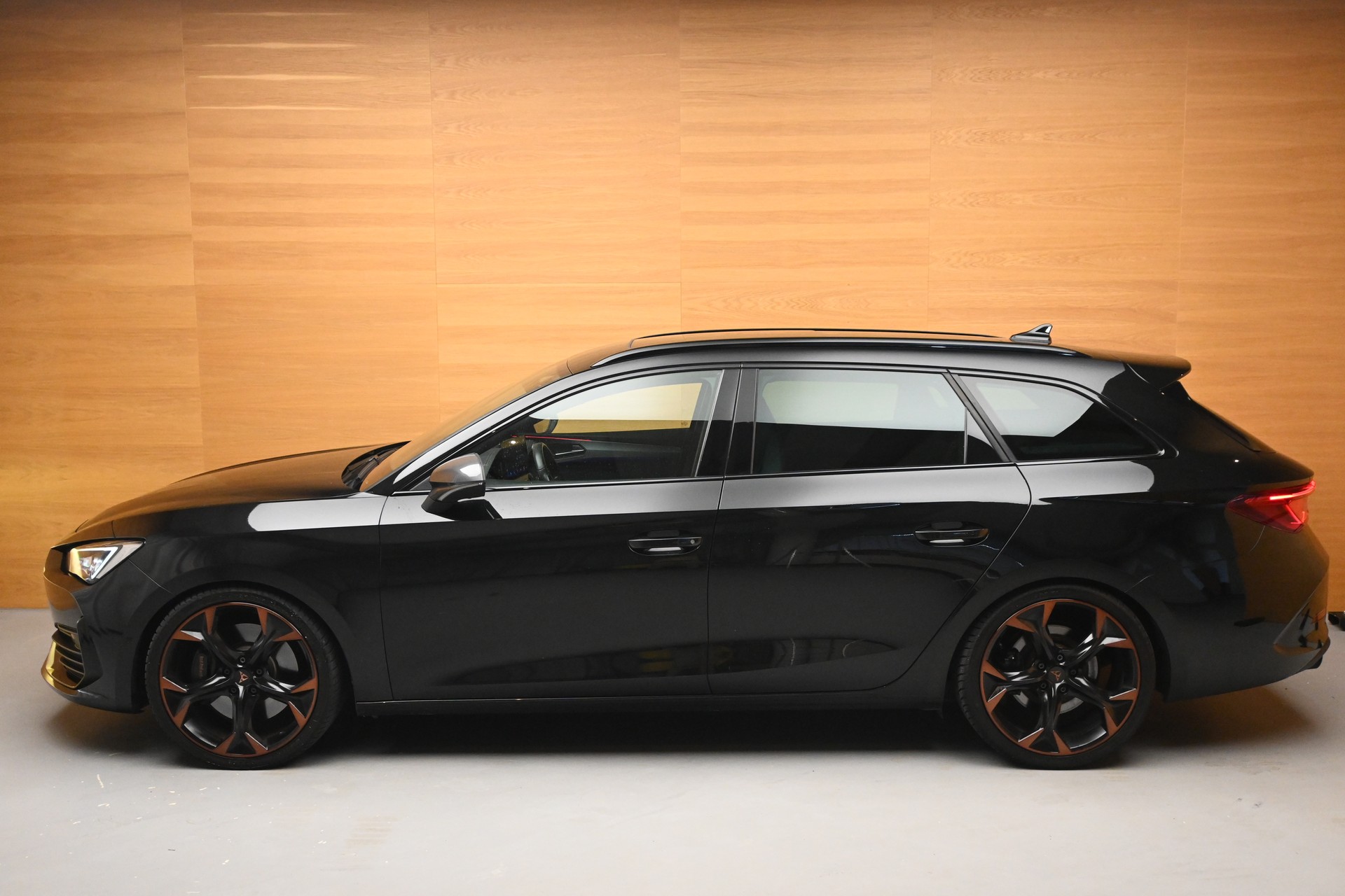 CUPRA LEON ST 2.0 TSI VZ DSG 4Drive-showroom-element-3