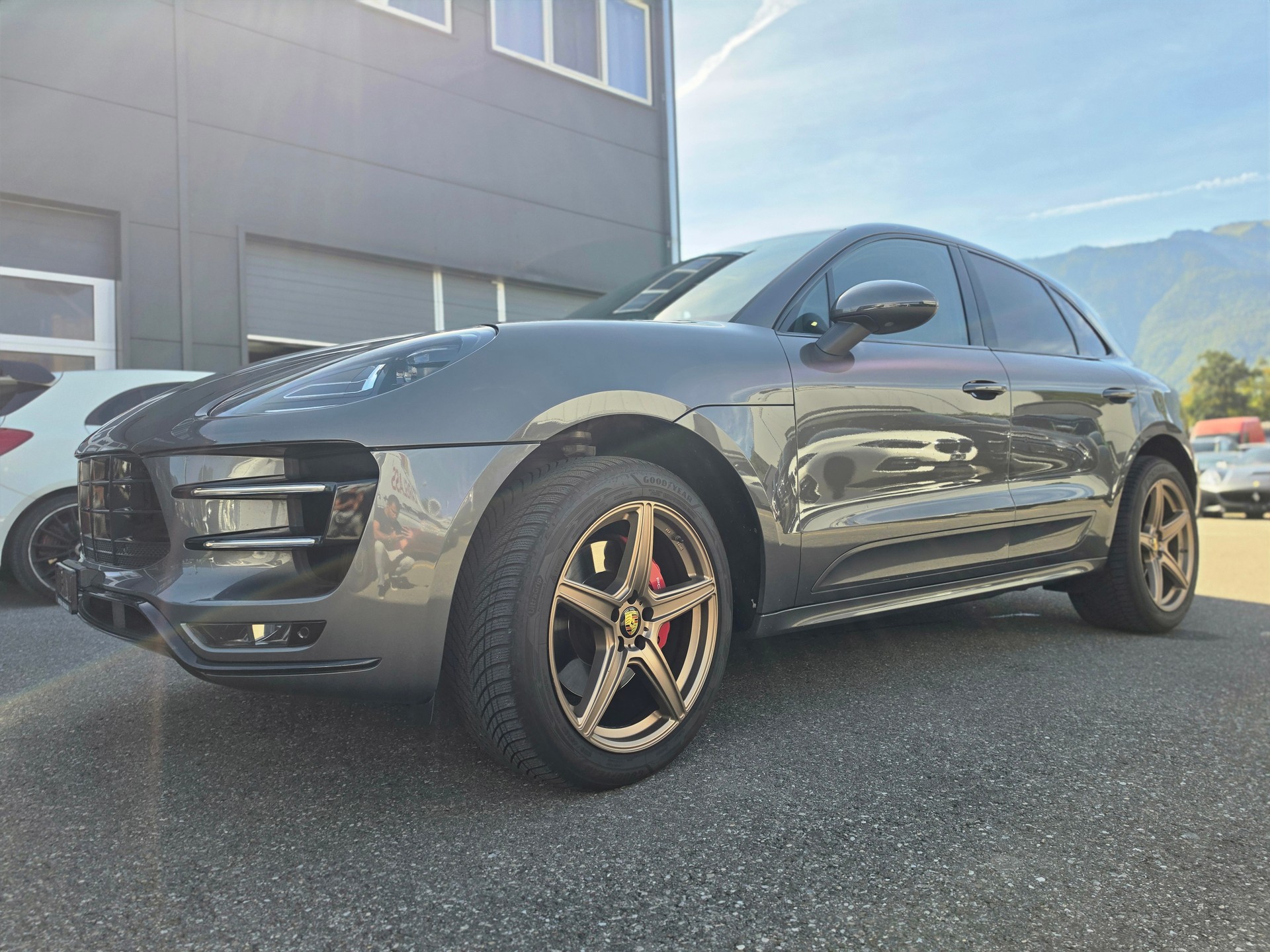 PORSCHE Macan Turbo PDK-showroom-element-2