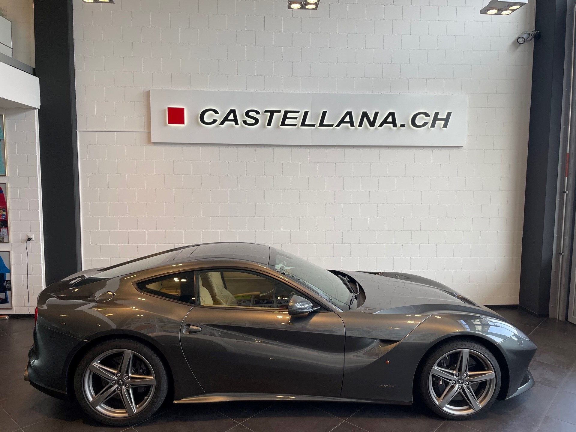 FERRARI F12 Berlinetta-image-4