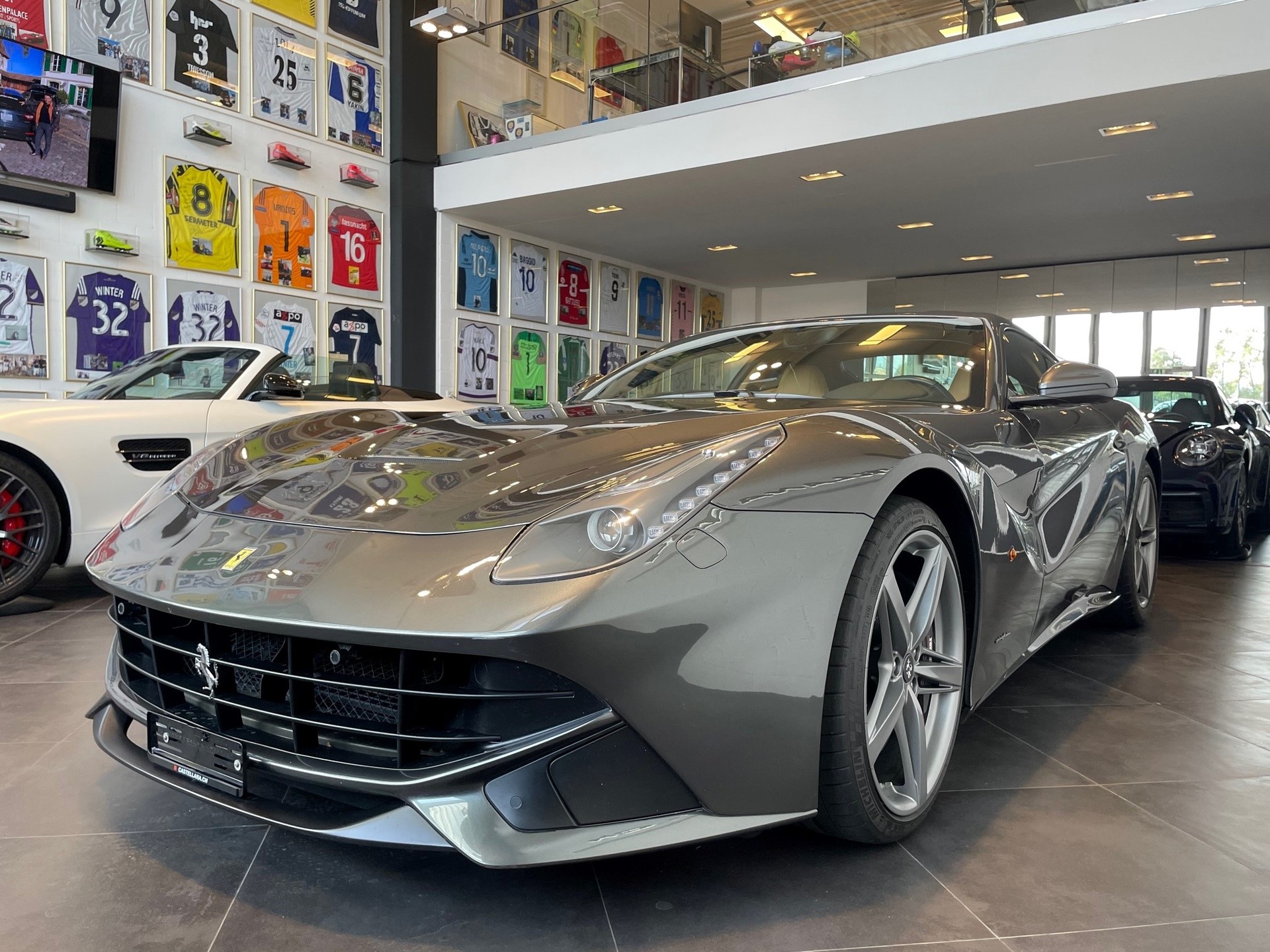 FERRARI F12 Berlinetta-showroom-element-3