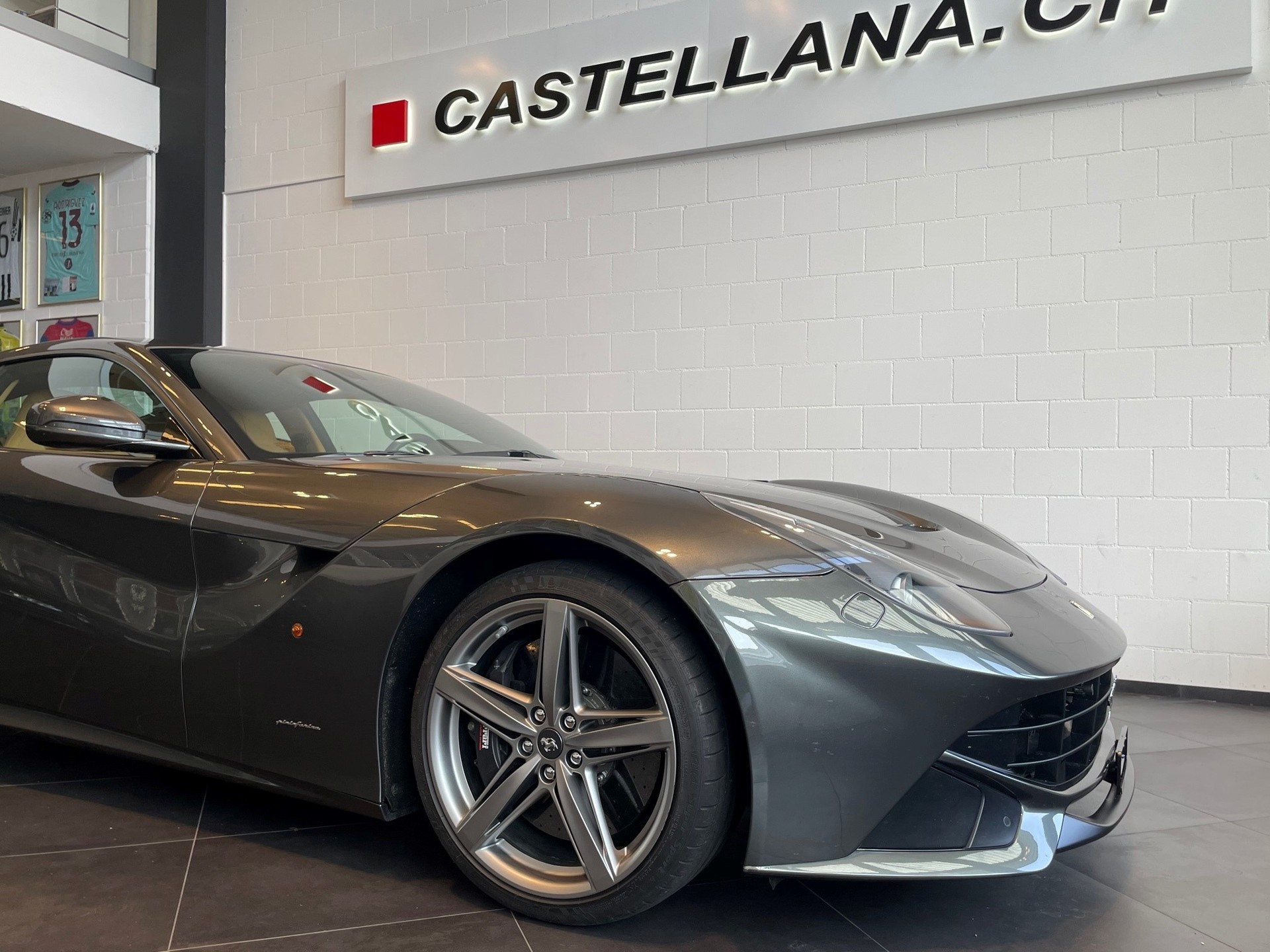 FERRARI F12 Berlinetta-showroom-element-1
