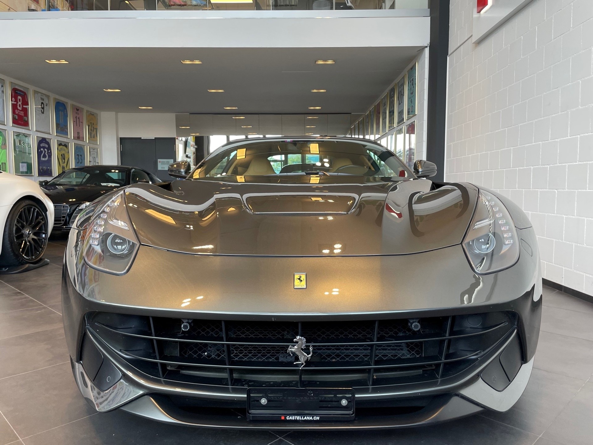 FERRARI F12 Berlinetta-showroom-element-2