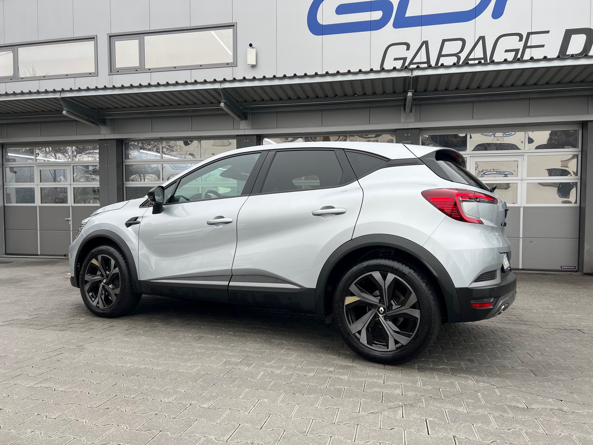 RENAULT Captur 1.6 E-Tech 145 E-Tech Engineered DHT-showroom-element-2