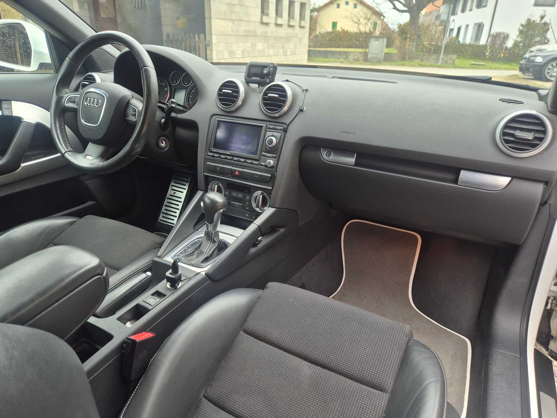 AUDI A3 Cabriolet 1.8 TFSI Style S-tronic-image-9