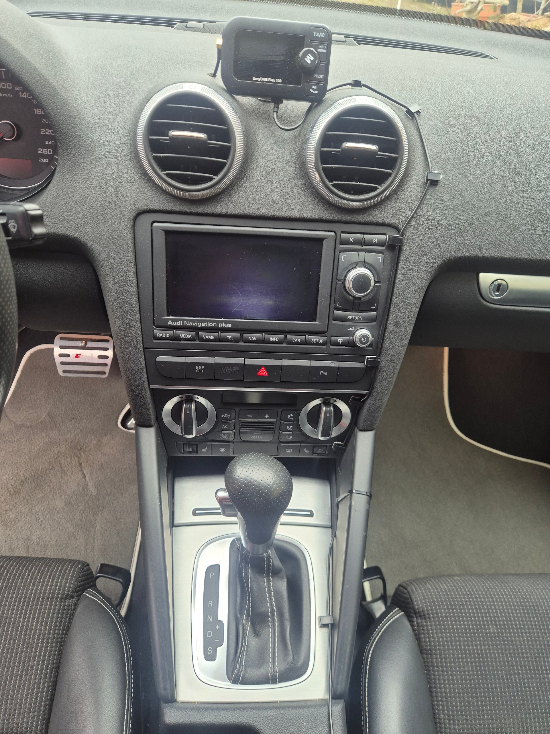AUDI A3 Cabriolet 1.8 TFSI Style S-tronic-image-10