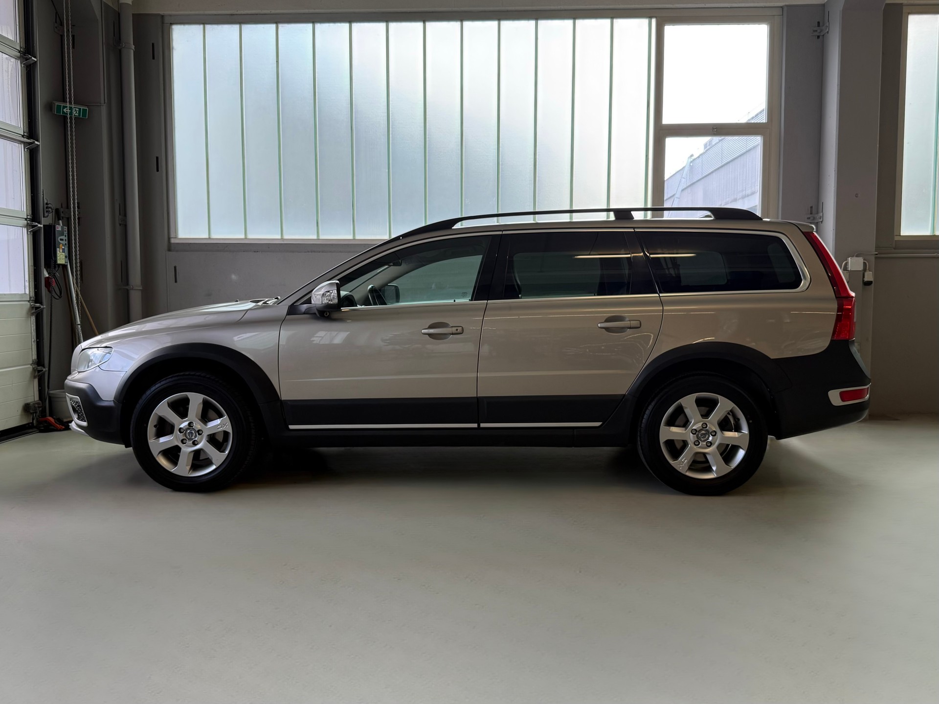VOLVO XC70 D5 AWD Summum Geartronic-image-4