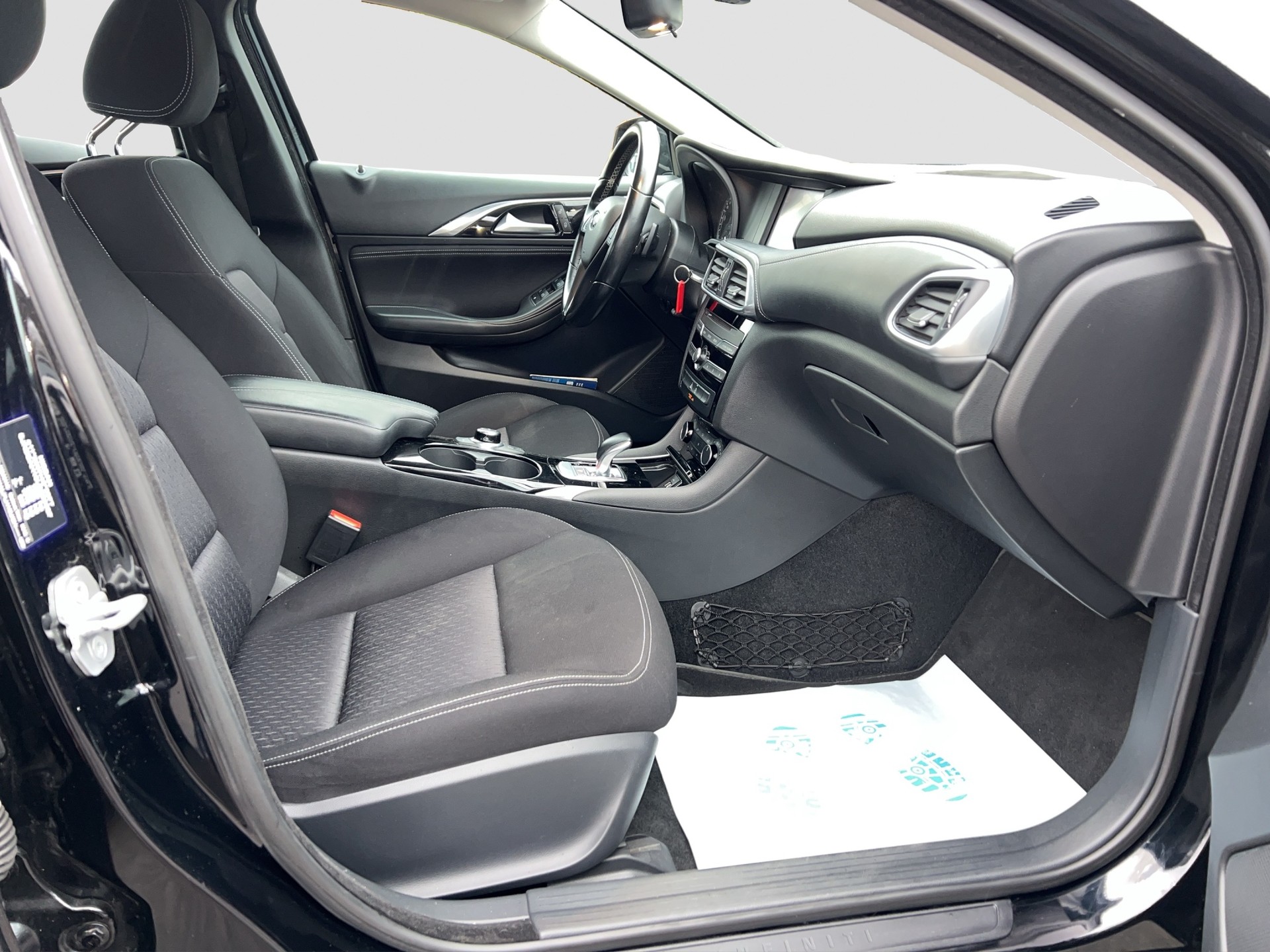 INFINITI Q30 1.6t Sport FWD DCT-image-8