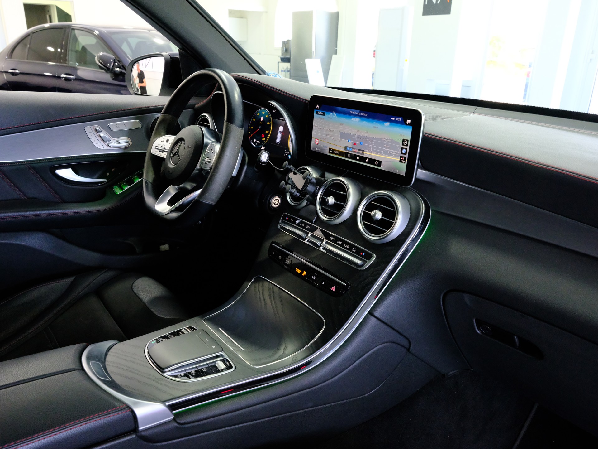 MERCEDES-BENZ GLC 220 d AMG Line 4Matic 9G-Tronic-image-13