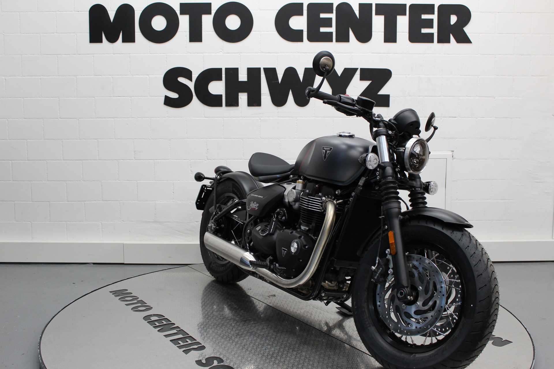 TRIUMPH Bonneville Bobber-showroom-element-1