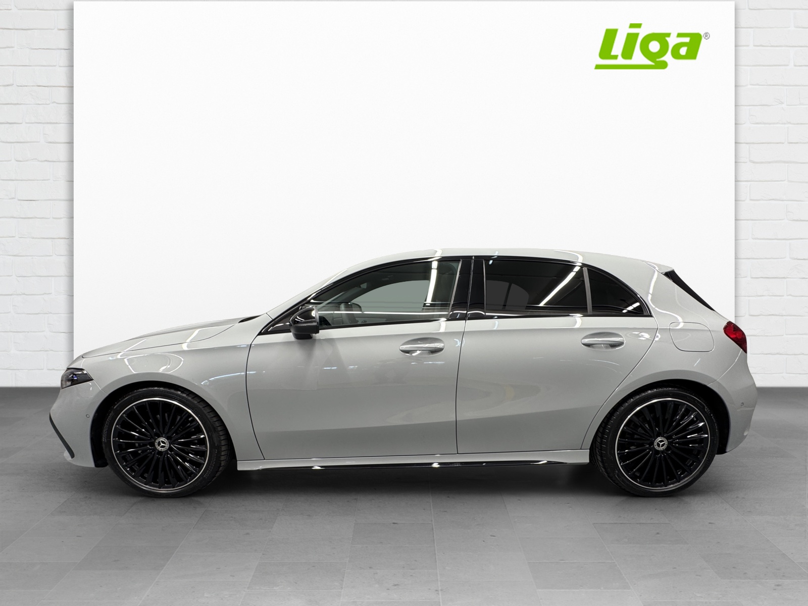 MERCEDES-BENZ A 200 AMG Line-showroom-element-2