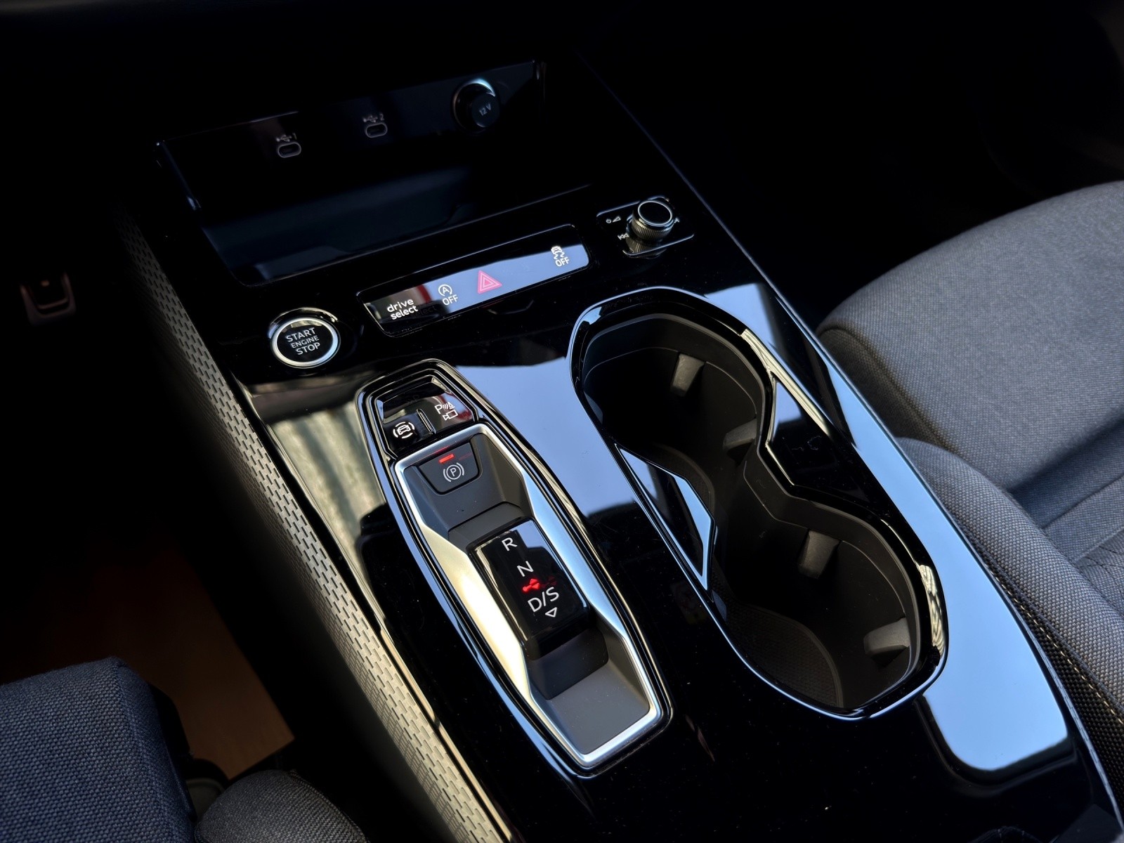 AUDI A5 Avant TFSI 150 kW S tronic S-Line Optikpaket Black-image-16
