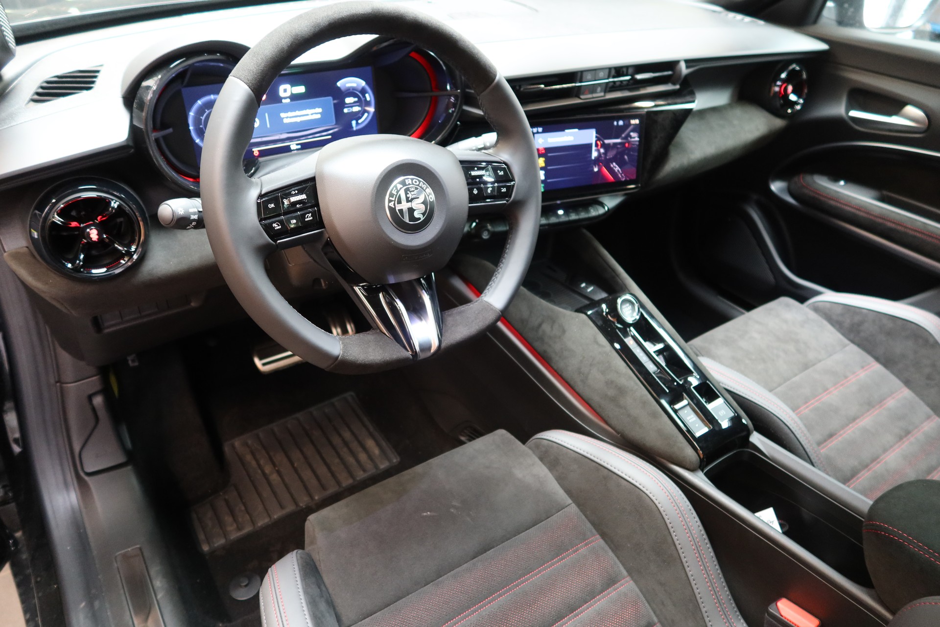 ALFA ROMEO Junior 280 54kWh Veloce Sport/Tech/Sky-image-8