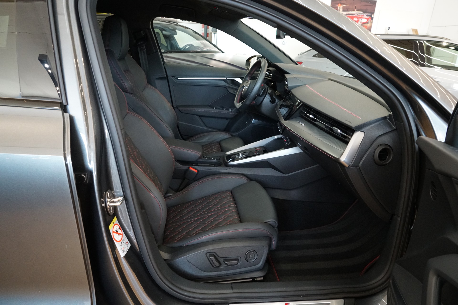 AUDI S3 Sportback 2.0 TFSI quattro S-tronic-image-25