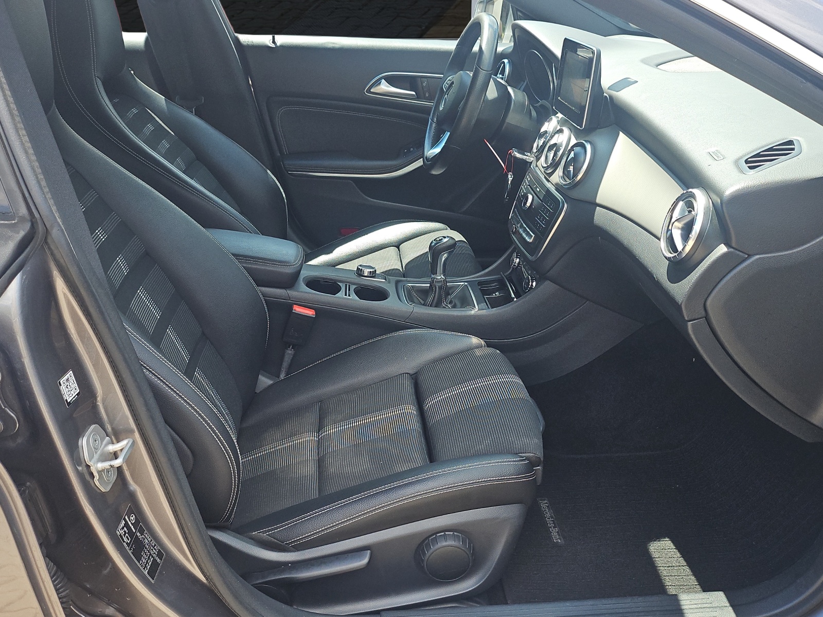 MERCEDES-BENZ CLA Shooting Brake 200 Urban-image-13