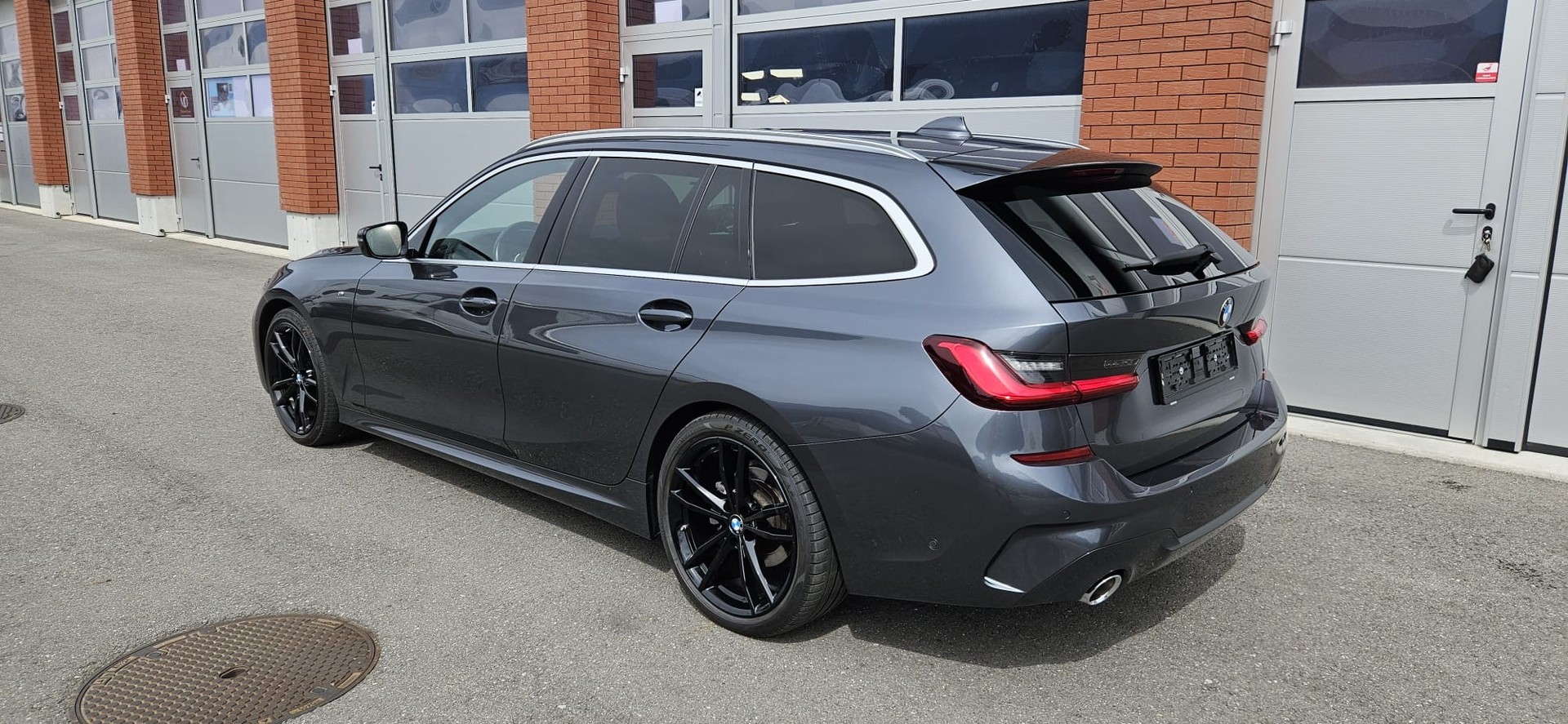 BMW 320d xDrive Touring M Sport Steptronic-image-41