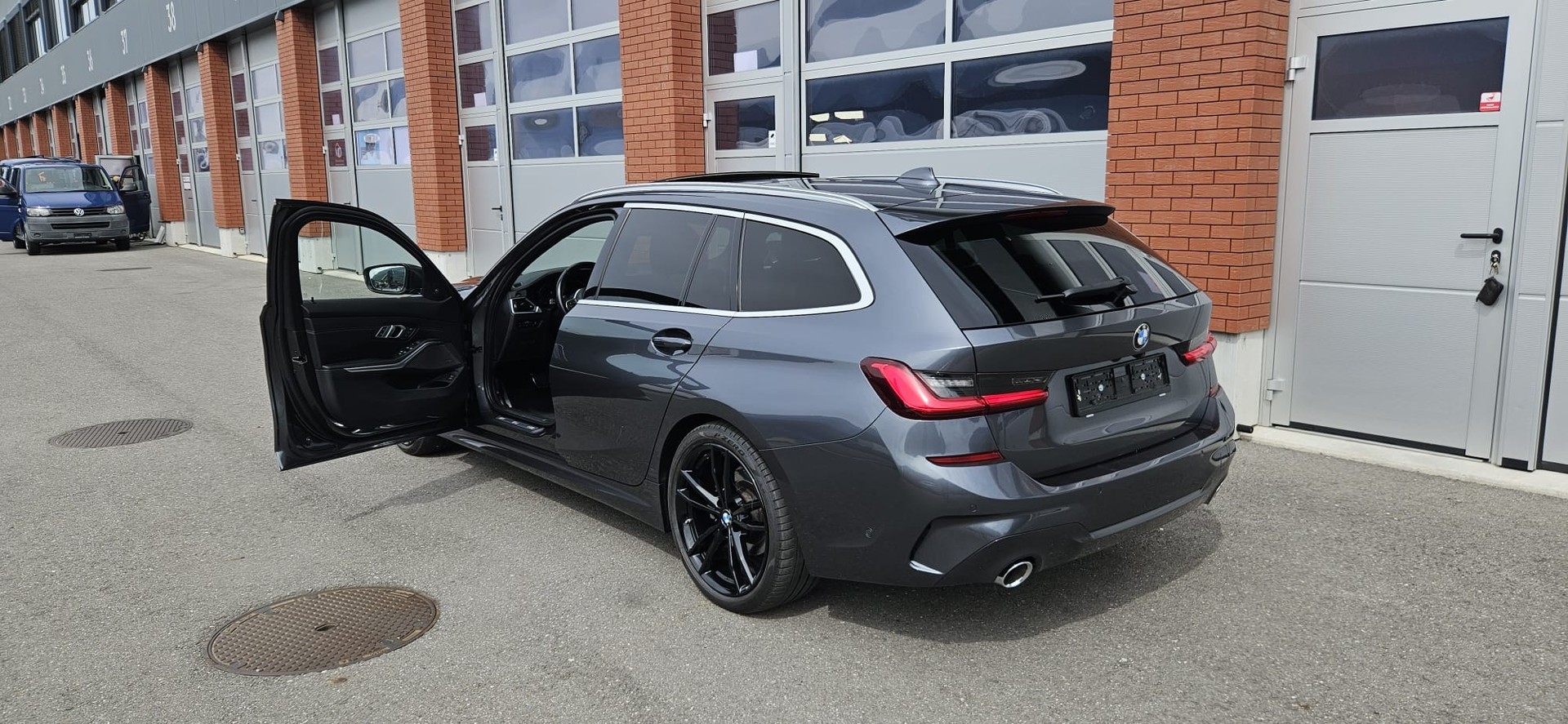 BMW 320d xDrive Touring M Sport Steptronic-image-11