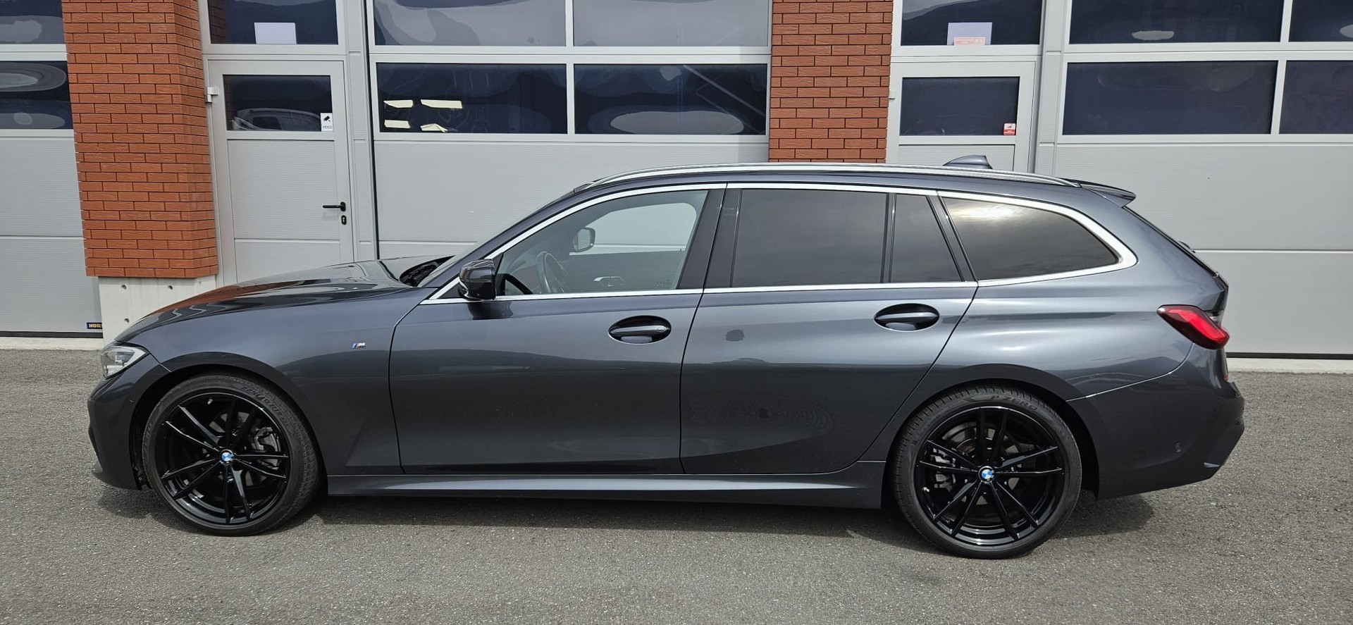 BMW 320d xDrive Touring M Sport Steptronic-image-40