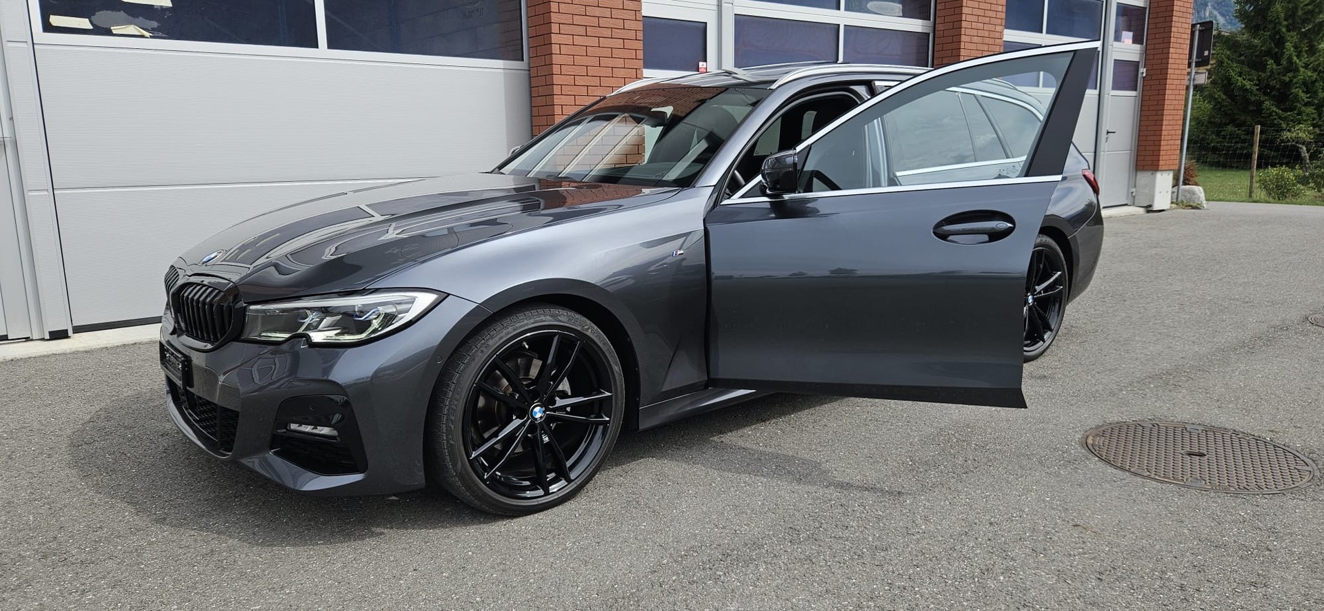 BMW 320d xDrive Touring M Sport Steptronic-image-12