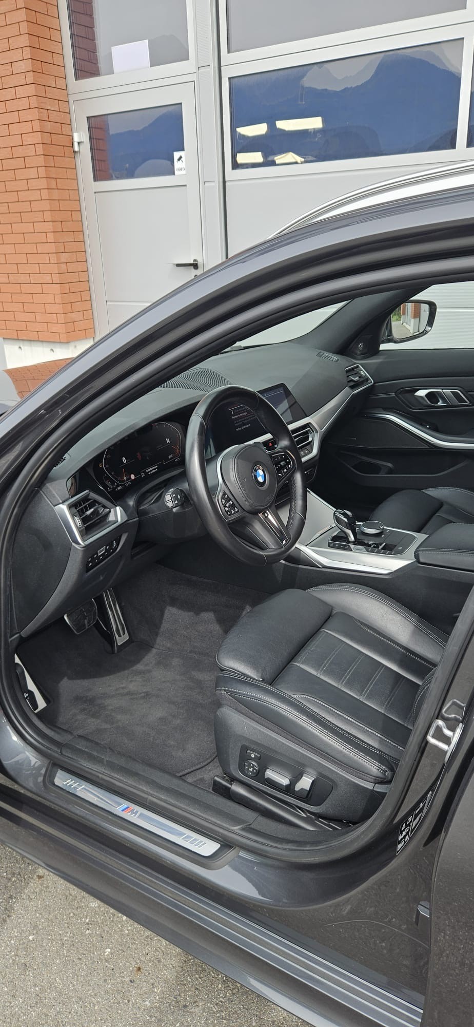 BMW 320d xDrive Touring M Sport Steptronic-image-24