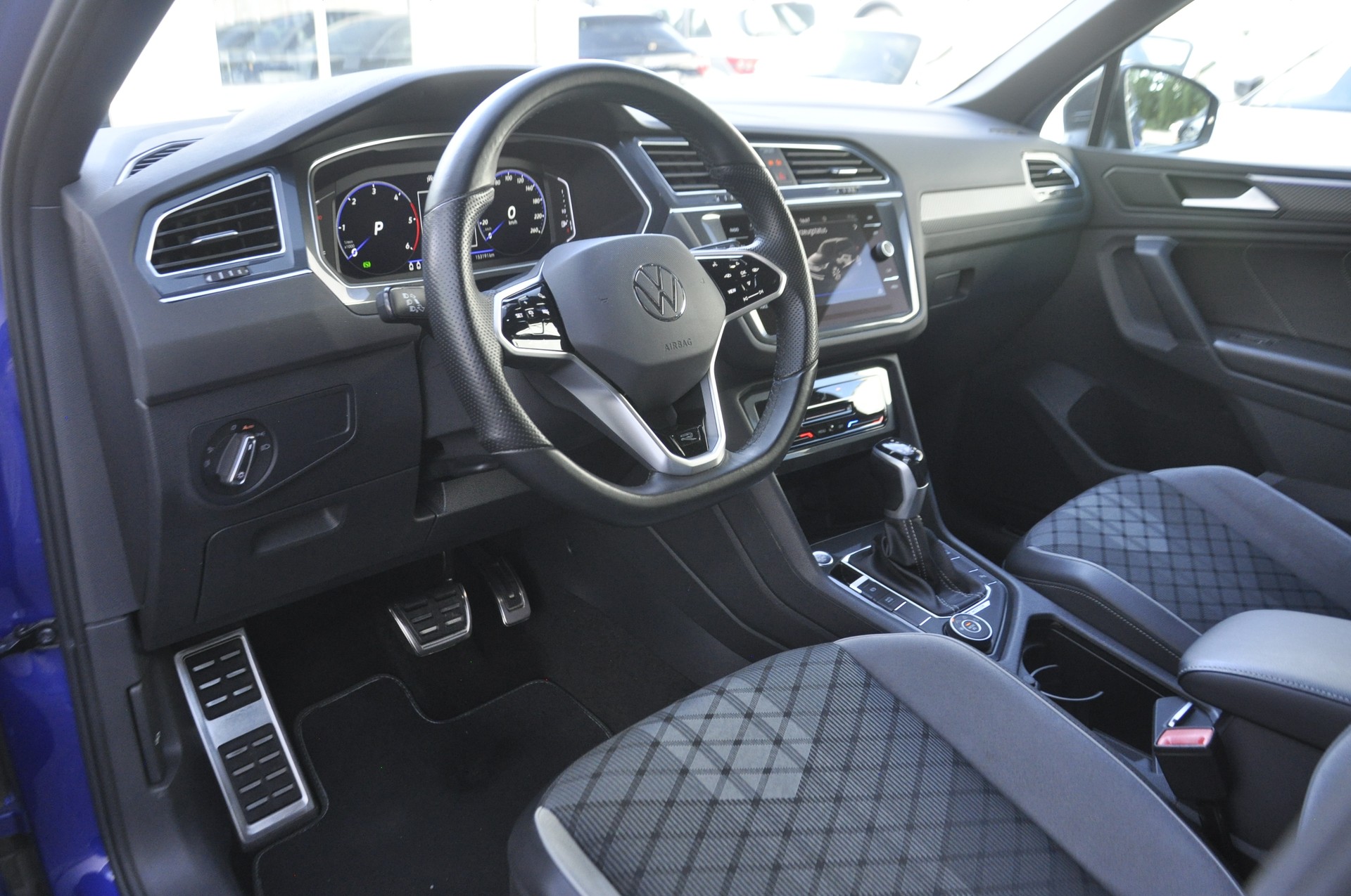 VW Tiguan 2.0 TDI SCR R-Line 4Motion DSG-image-5