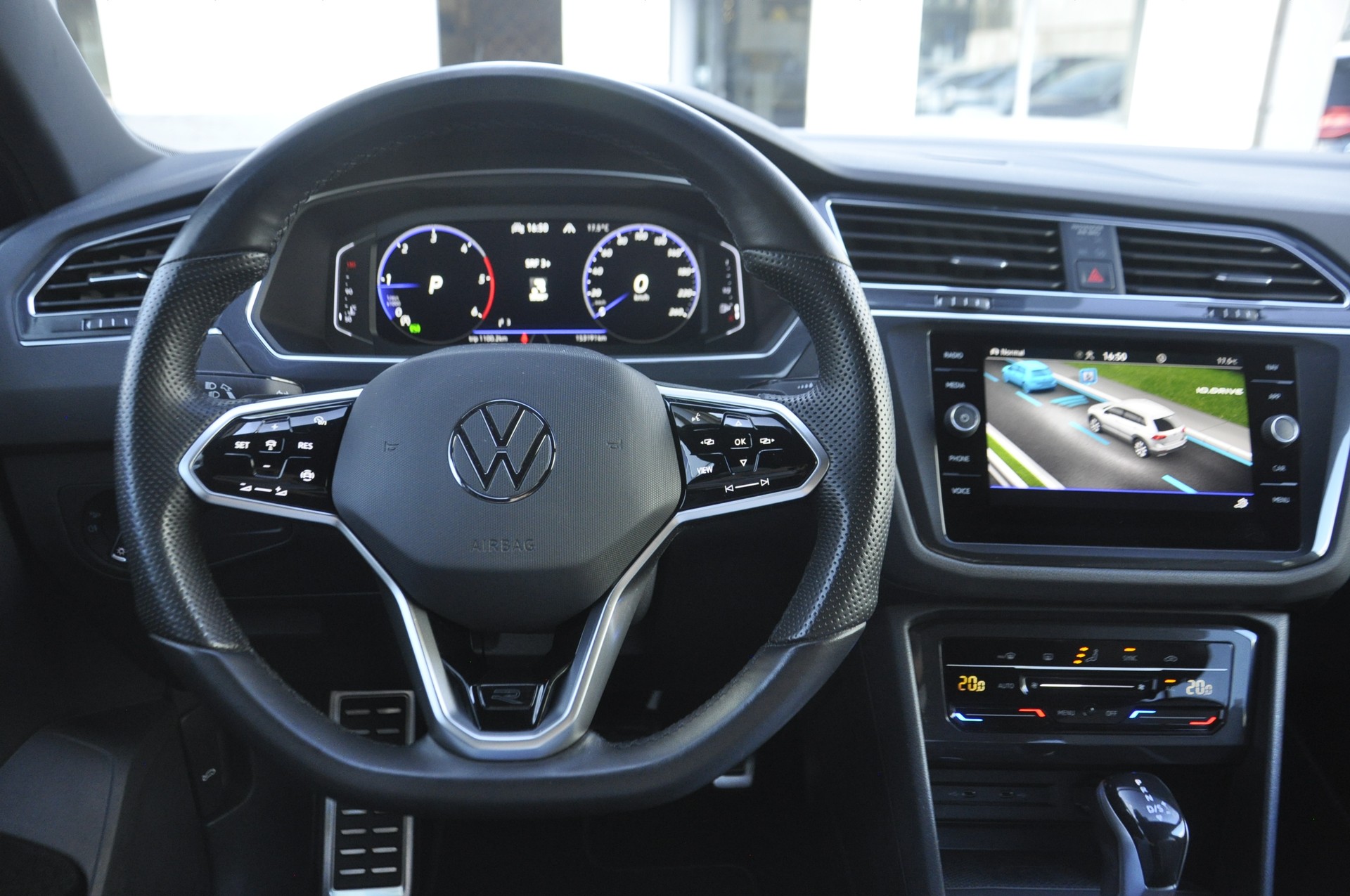 VW Tiguan 2.0 TDI SCR R-Line 4Motion DSG-image-9