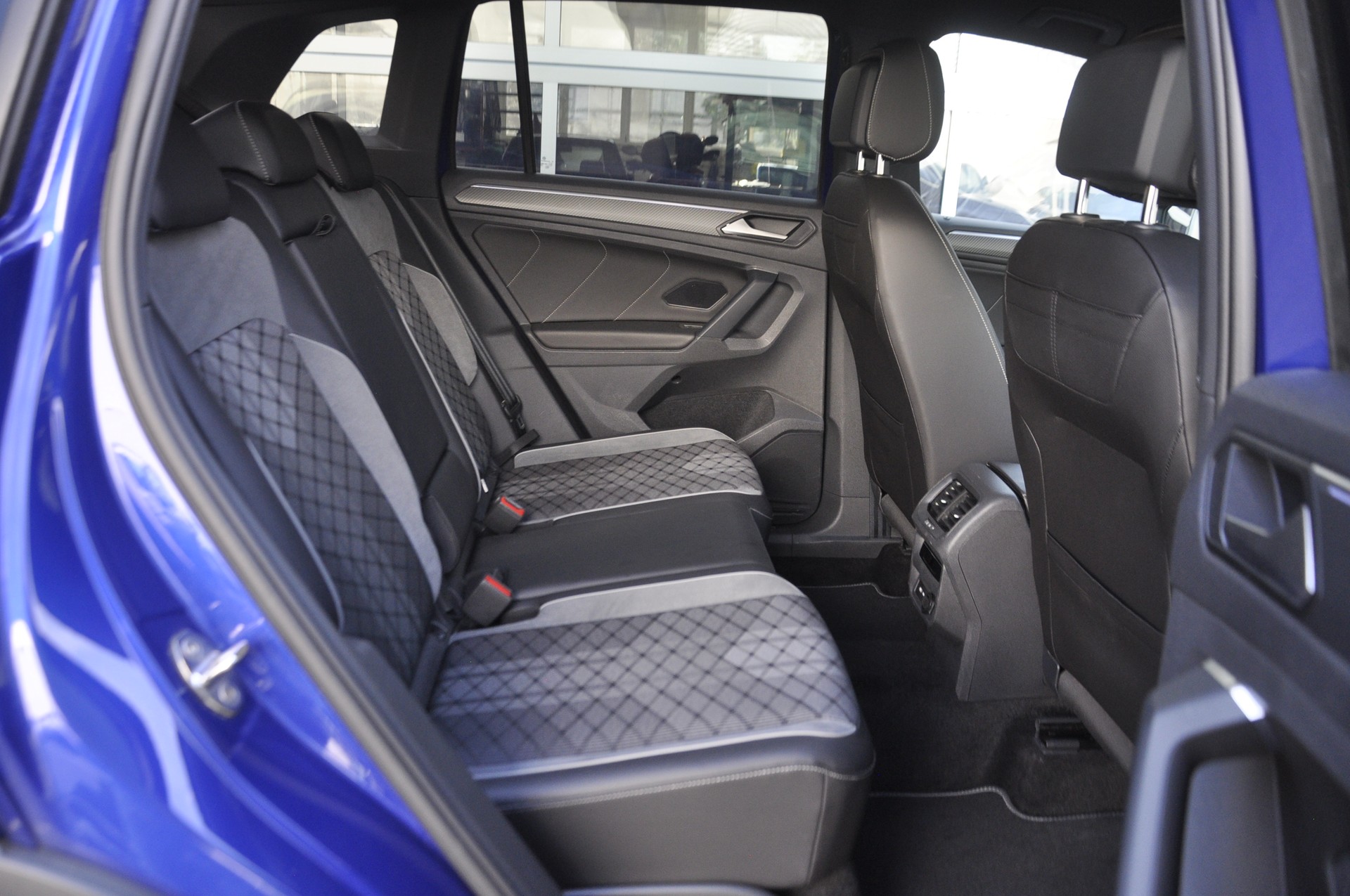 VW Tiguan 2.0 TDI SCR R-Line 4Motion DSG-image-8