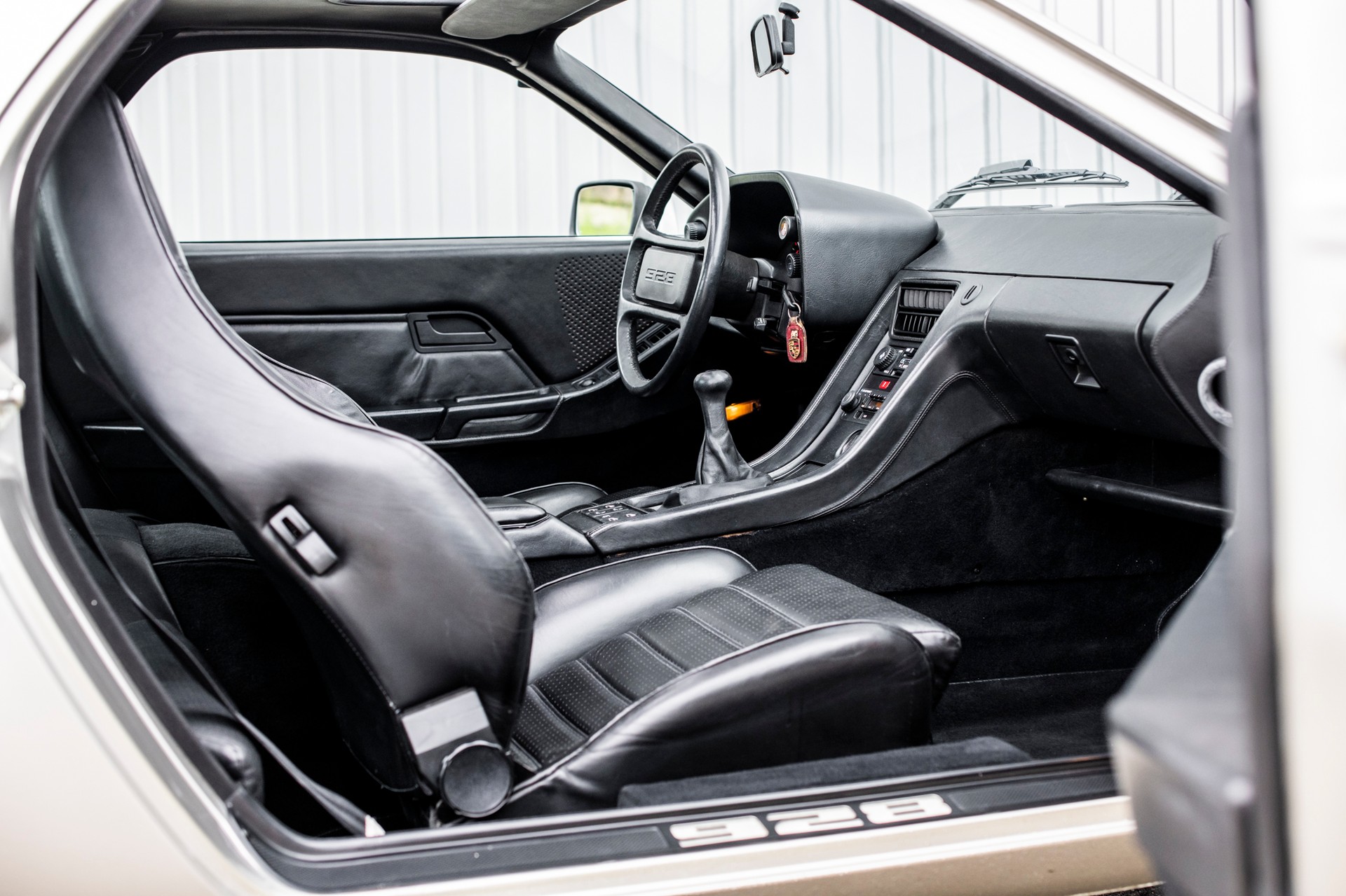 PORSCHE 928 S-image-11
