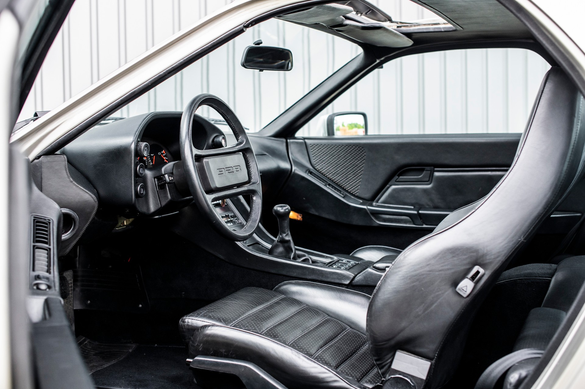 PORSCHE 928 S-image-8
