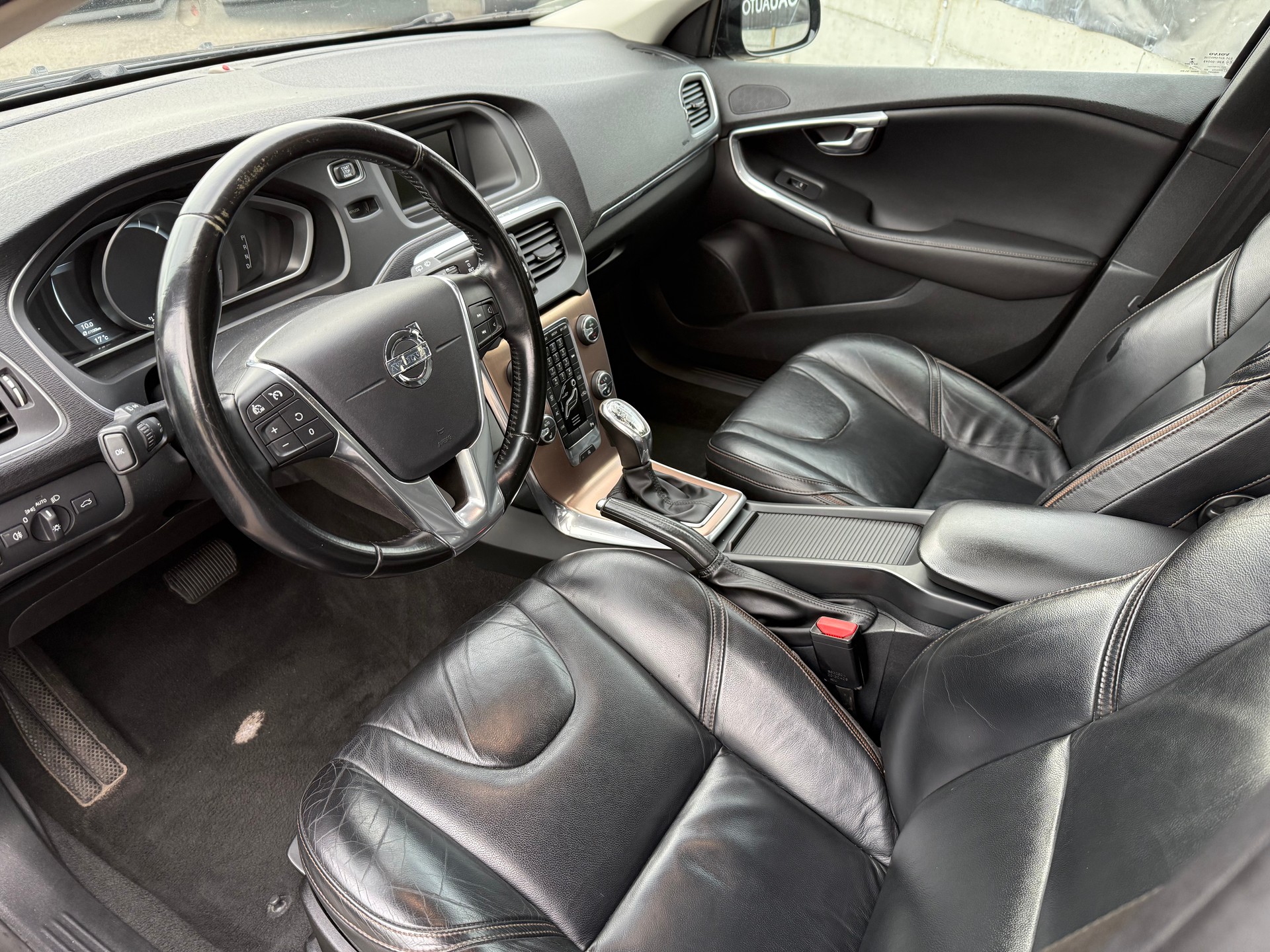 VOLVO V40 Cross Country D4 Momentum Geartronic-image-7