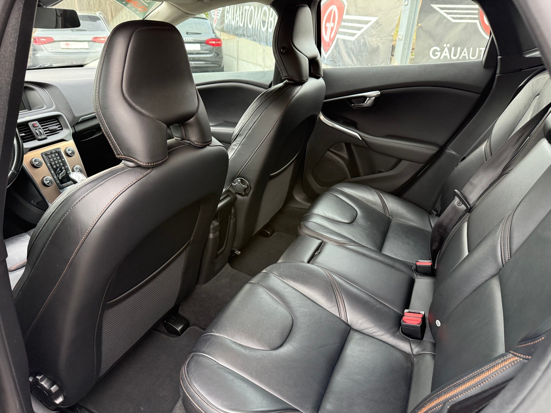 VOLVO V40 Cross Country D4 Momentum Geartronic-image-11