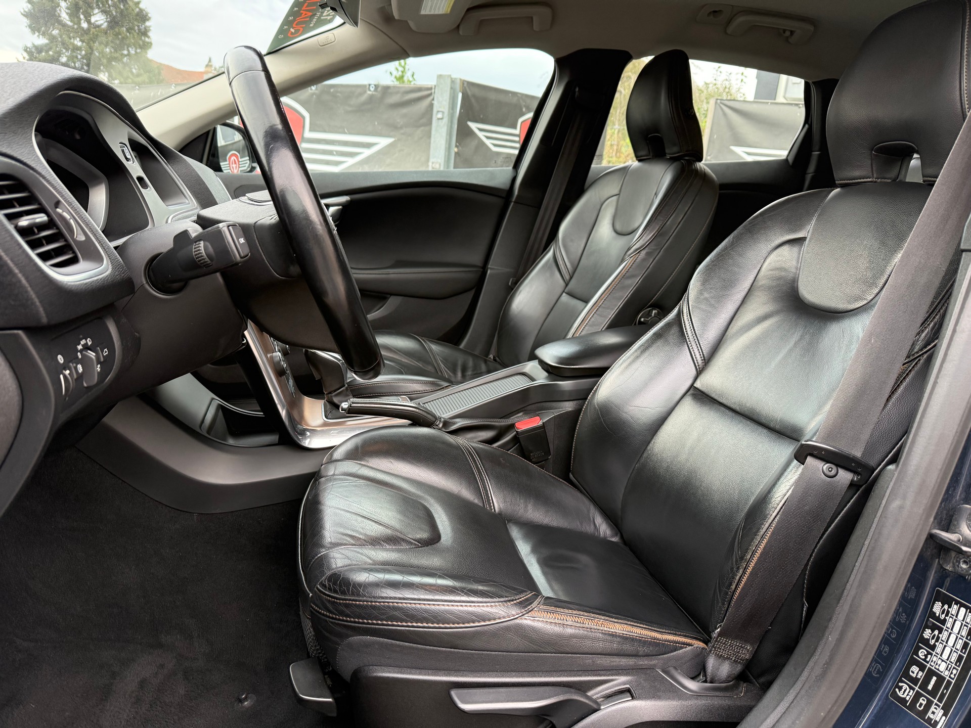 VOLVO V40 Cross Country D4 Momentum Geartronic-image-8