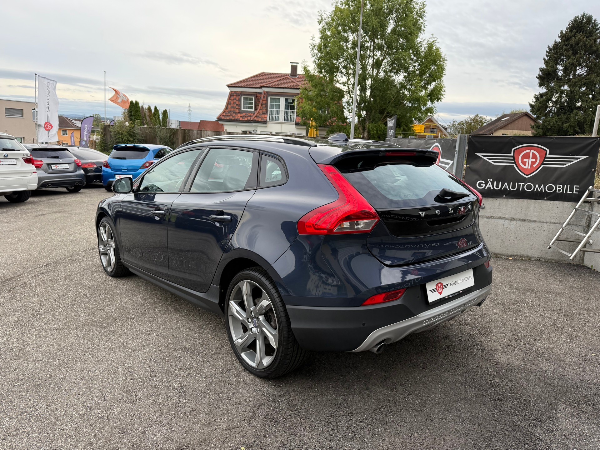 VOLVO V40 Cross Country D4 Momentum Geartronic-image-3
